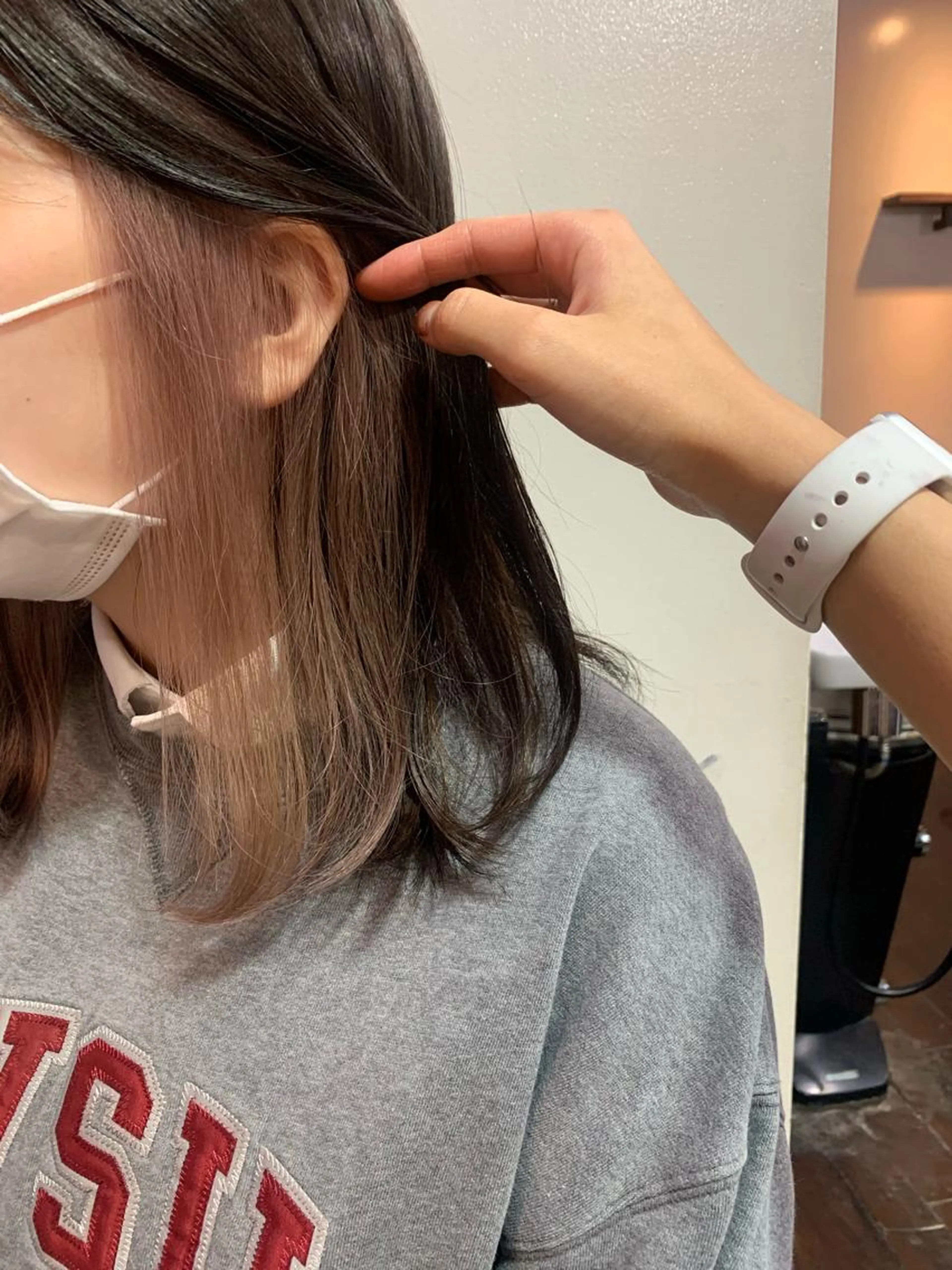 さりげなくおしゃれに♡ (ロング料金なし)イヤリングブリーチ(耳周り)+全体カラー+トリートメント+ナノスチームの写真