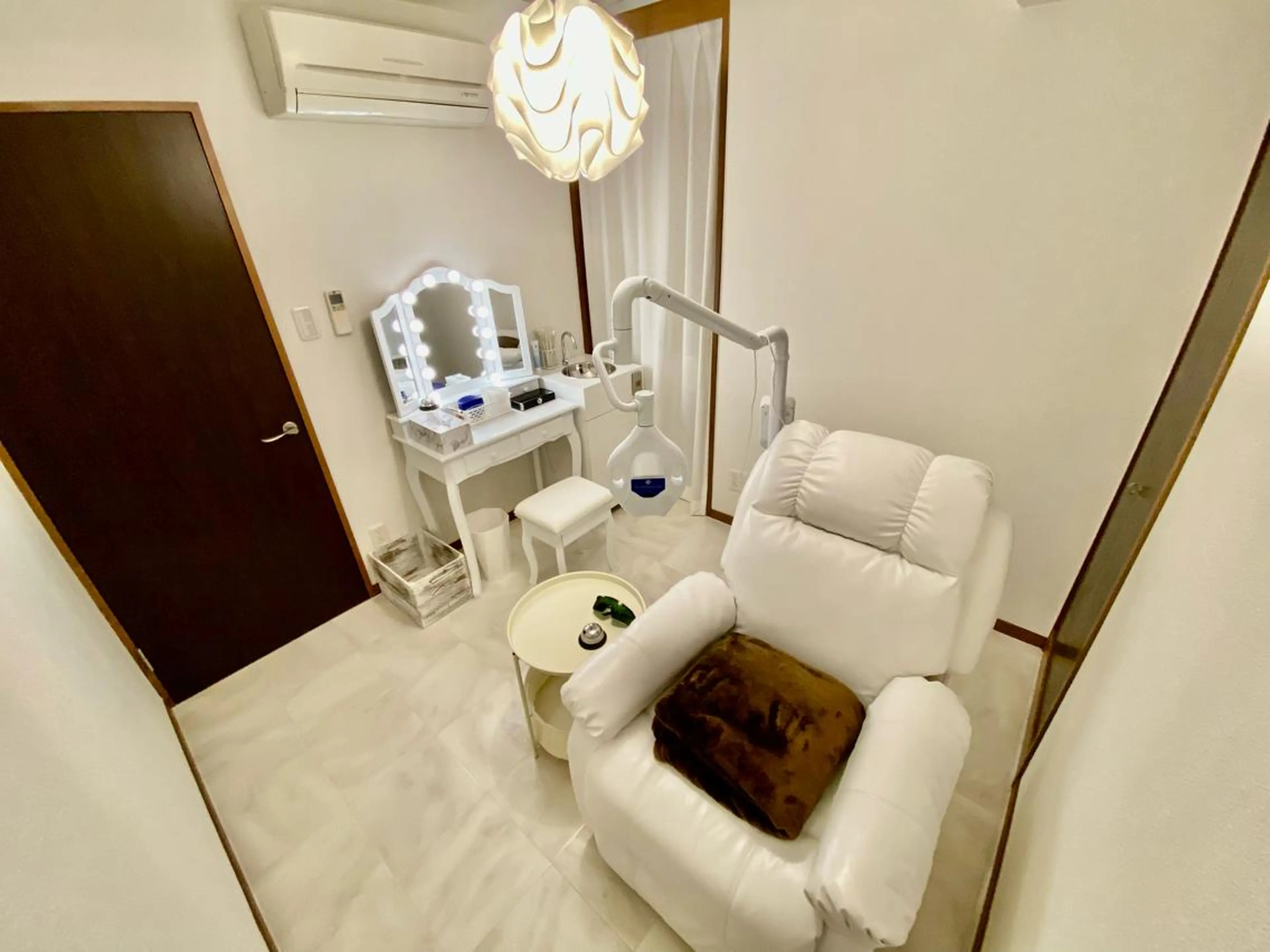 【2週間以内再来】【自分へのご褒美に！女性に大人気】✨ホワイトニング30分➕LEDフェイシャル30分セットコース✨の写真