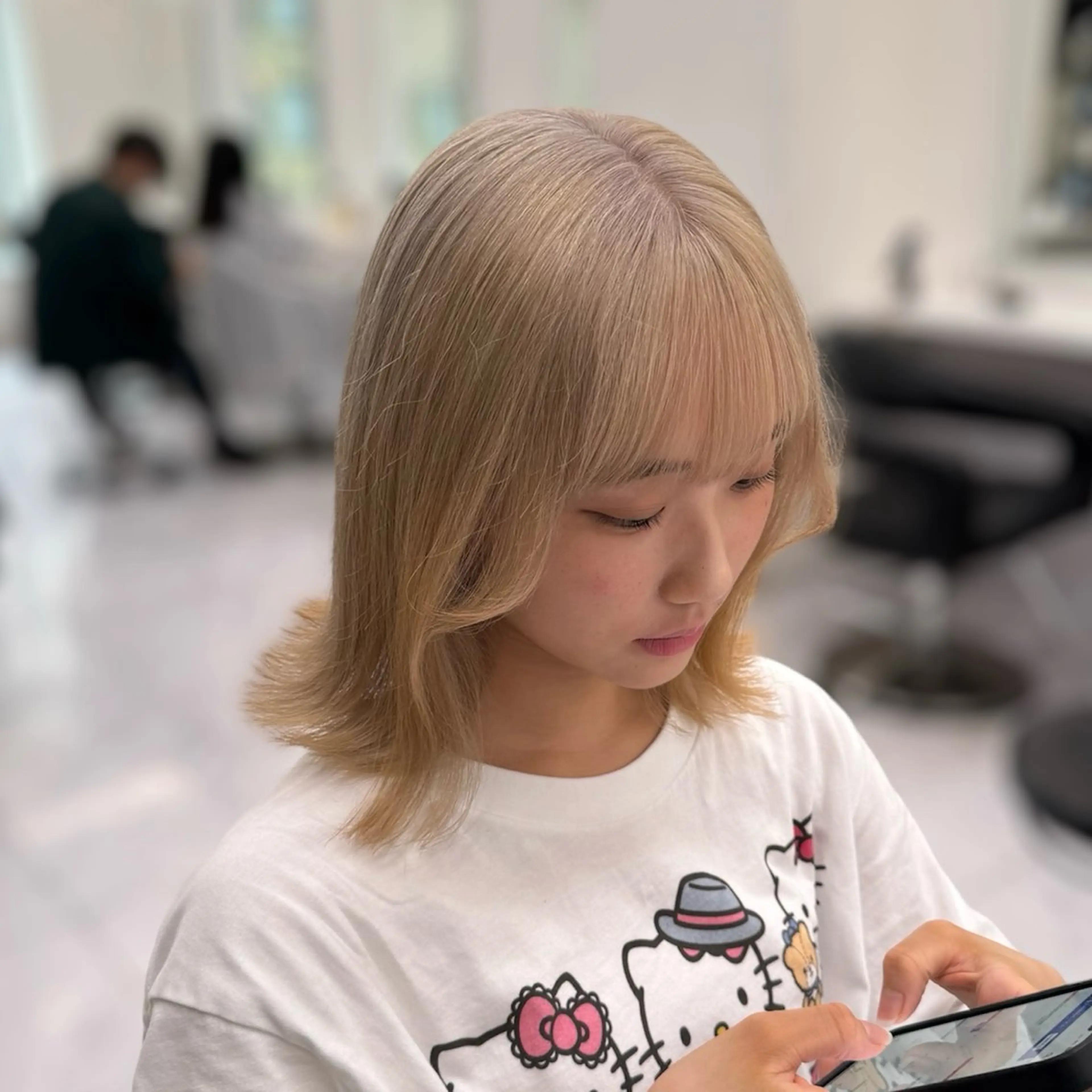 ミディアム カラー ヘアアレンジ ベージュカラー ハイトーンカラー ミルクティーベージュ カット ヘアカラー トリートメント ヘッドスパ ヘアセット 顔まわりカット の達人のヘアスタイル