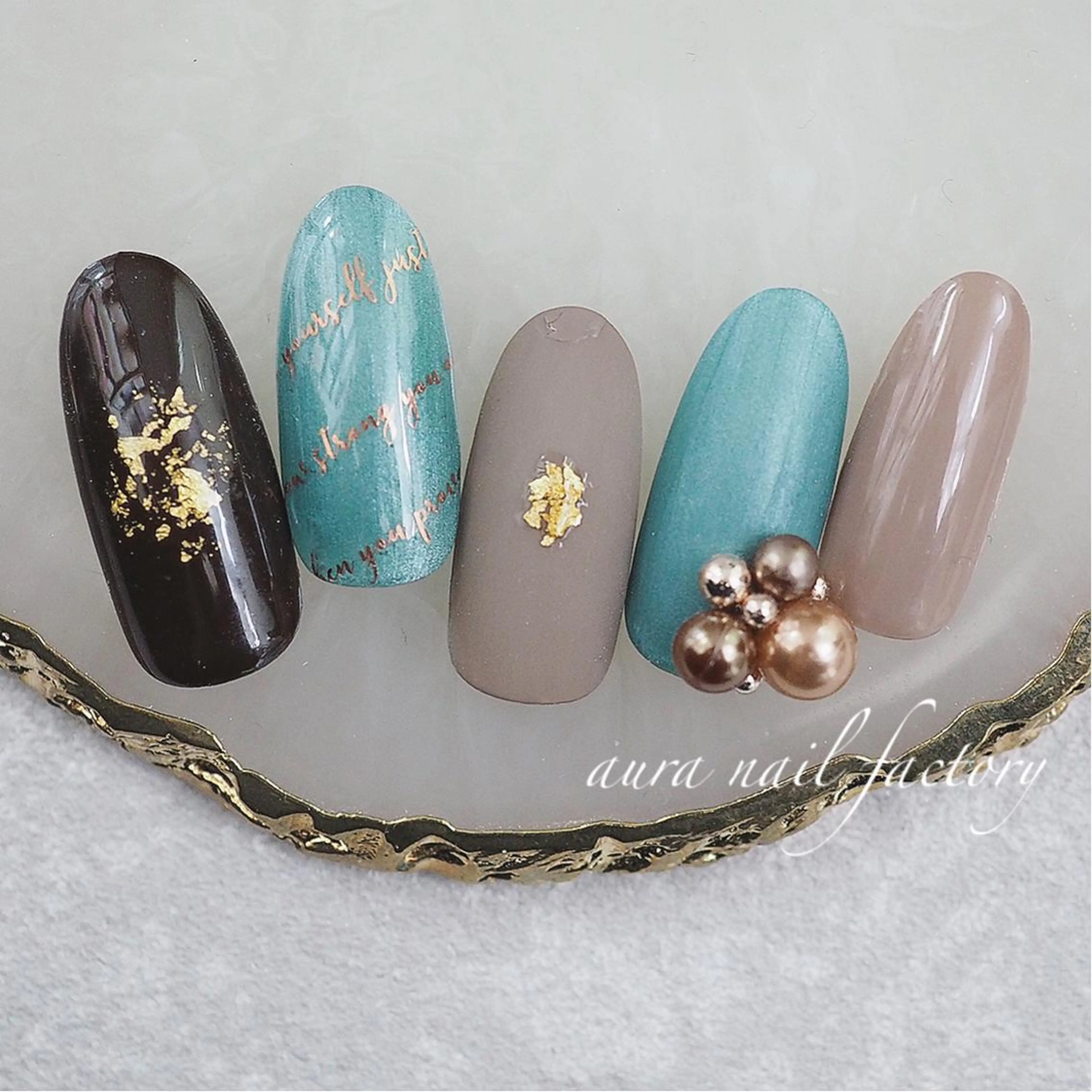 ミディアム カラー ネイル ジェルネイル パラジェル 赤色 バレンタイン 冬ネイル 赤羽　アウラ ネイルファクトリーのネイルデザイン