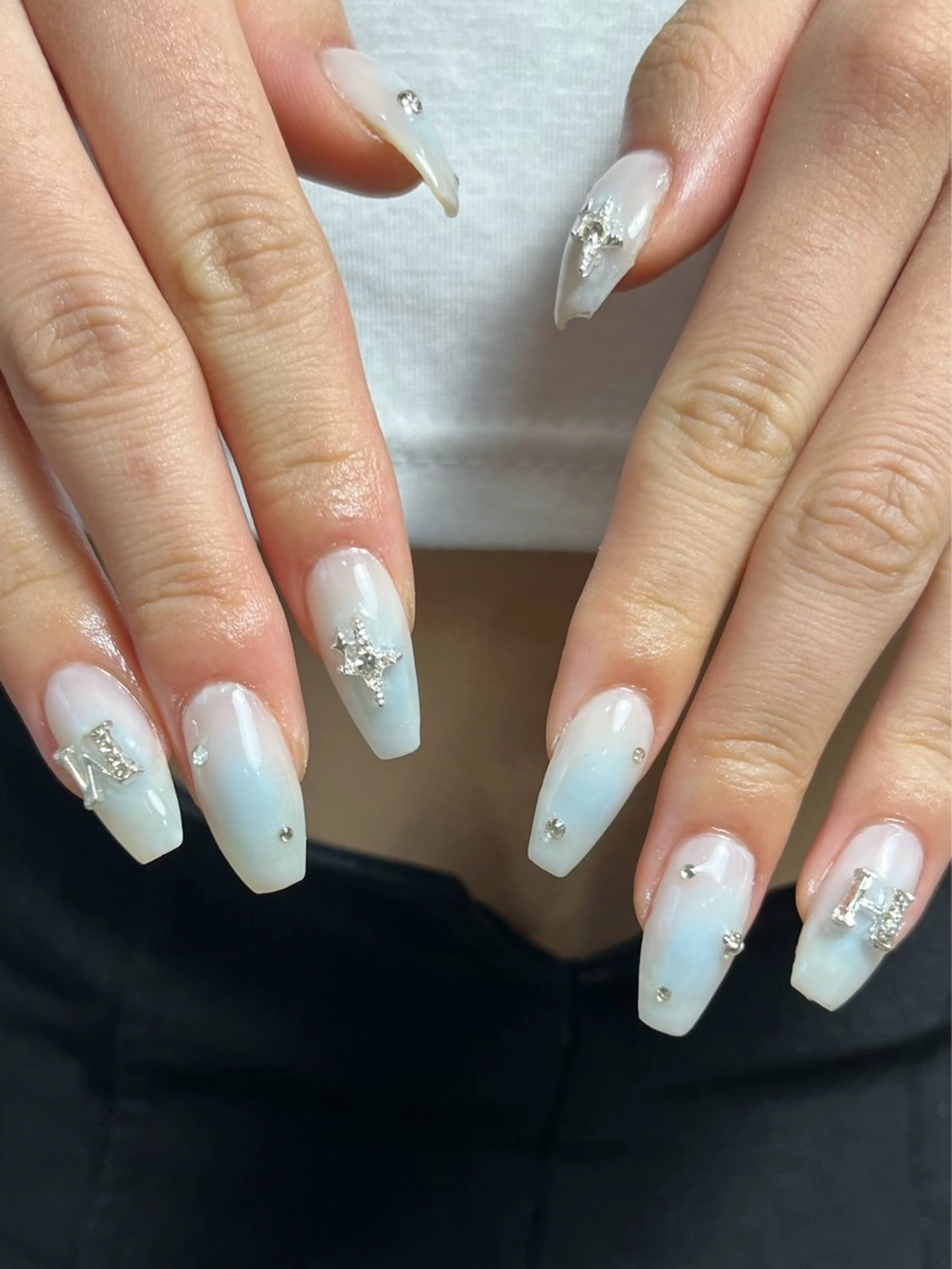 ネイル チークネイル 水色 ホワイト ハンドネイル kamei hokoのネイルデザイン