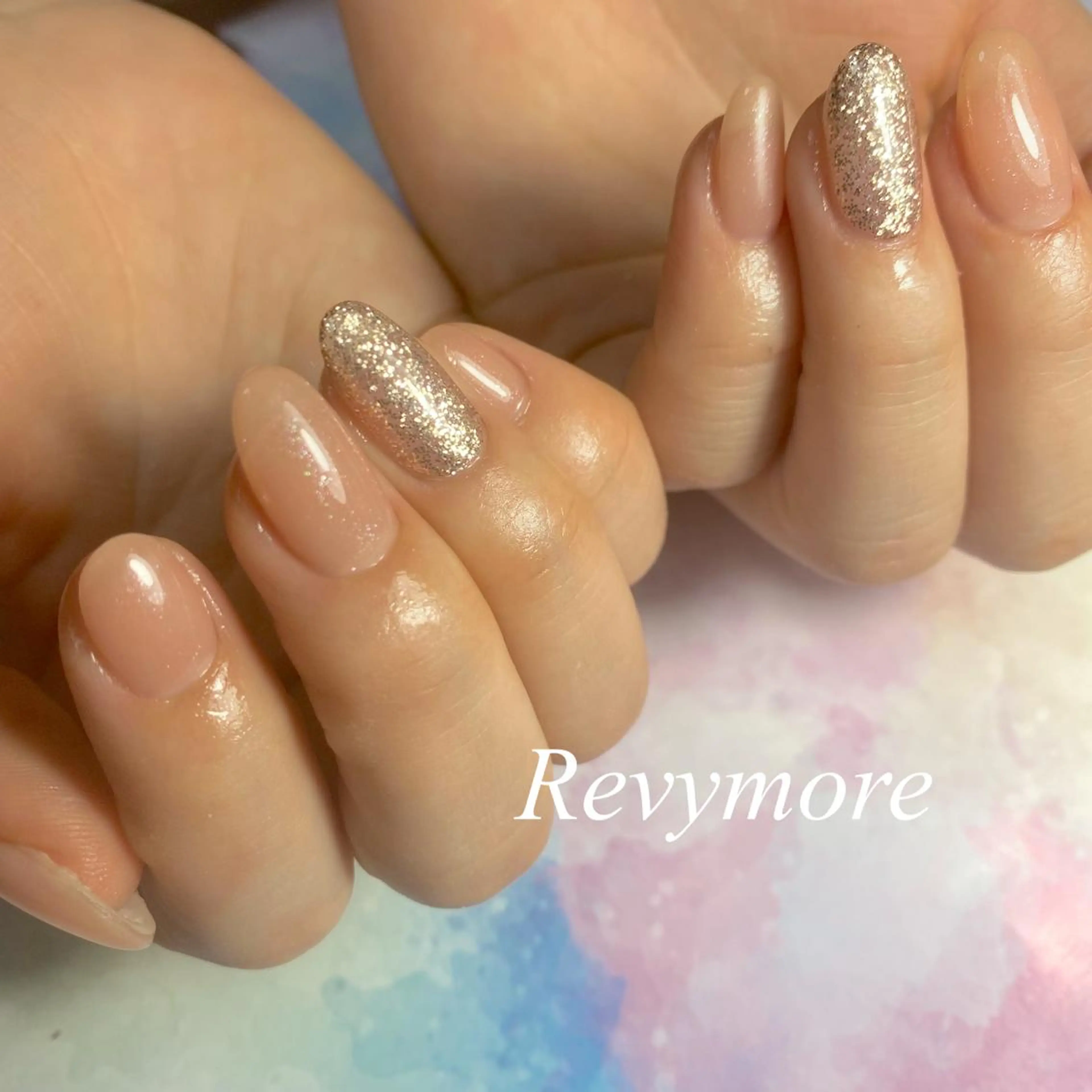 ミディアム ネイル ジェルネイル ラメ(グリッター) ニュアンスネイル オフィスネイル シンプルネイル nail salon Revymore所属・nail salon Revymoreのネイルデザイン
