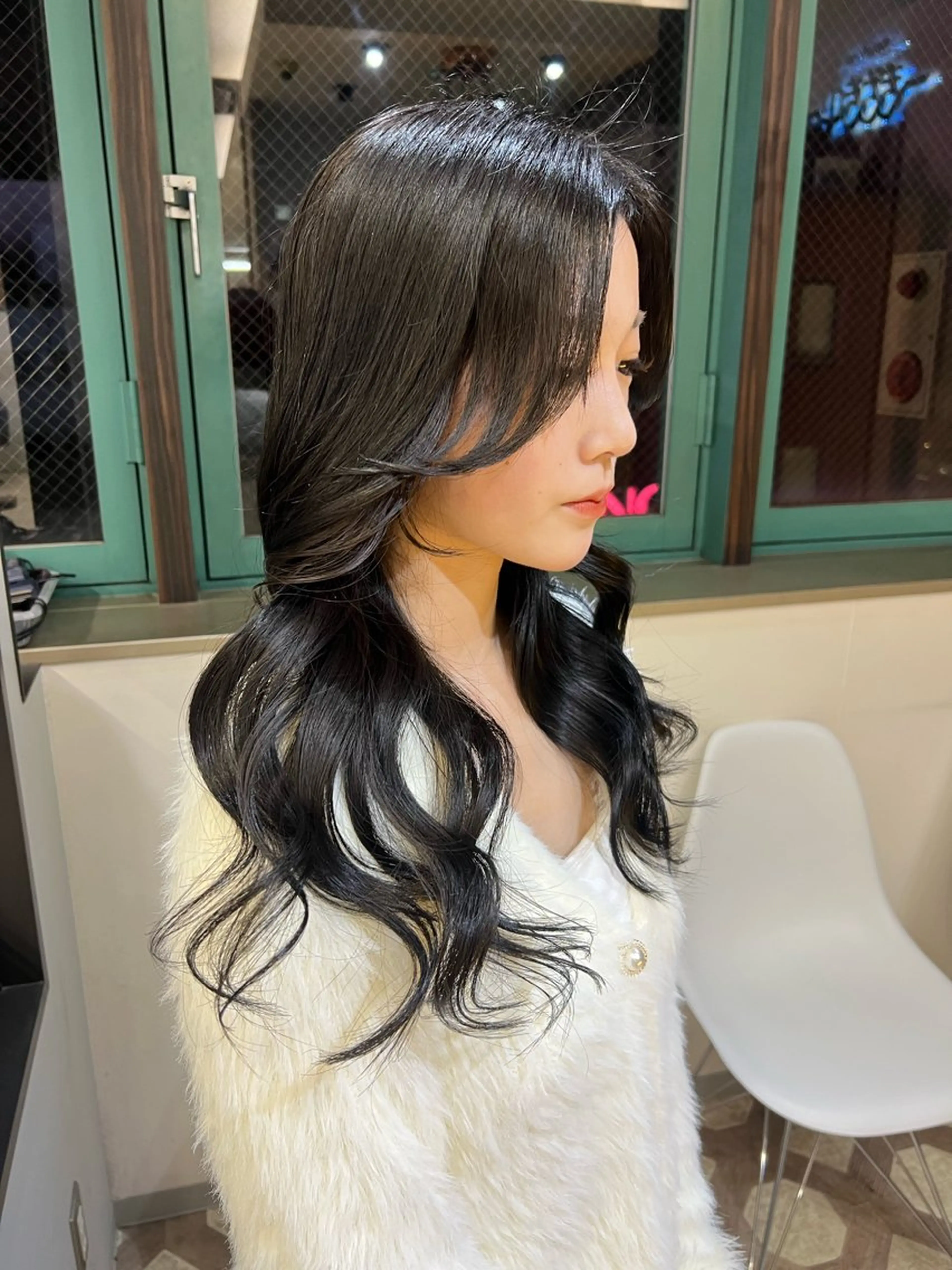 ロング カット ヘアカラー トリートメント maya レイヤーカットのヘアスタイル