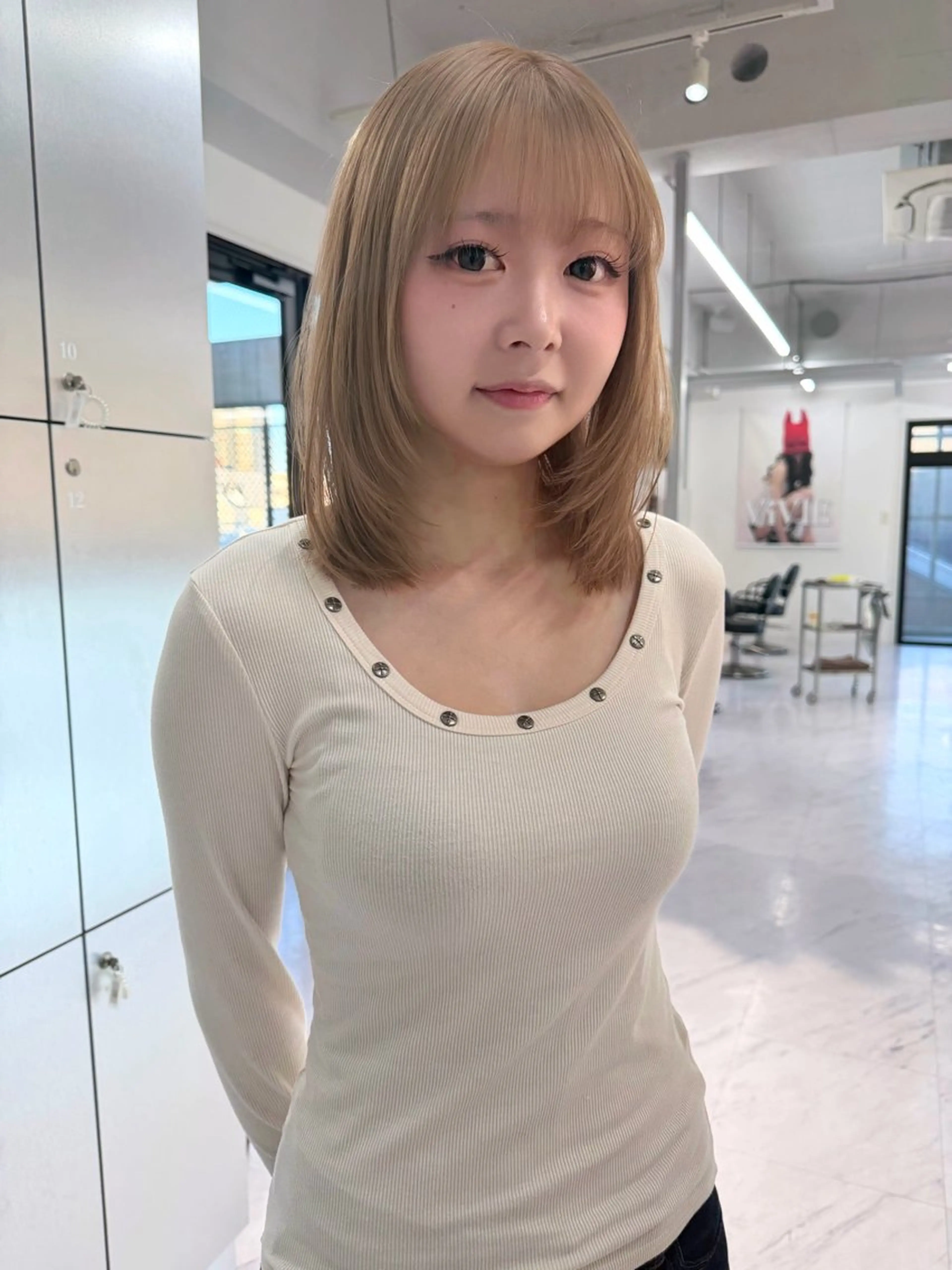 ミディアム カラー ベージュカラー ブリーチ ケアブリーチ デザインカラー ダブルカラー カット ヘアカラー トリートメント TATSUブリーチ/ ミルクティーベージュのヘアスタイル