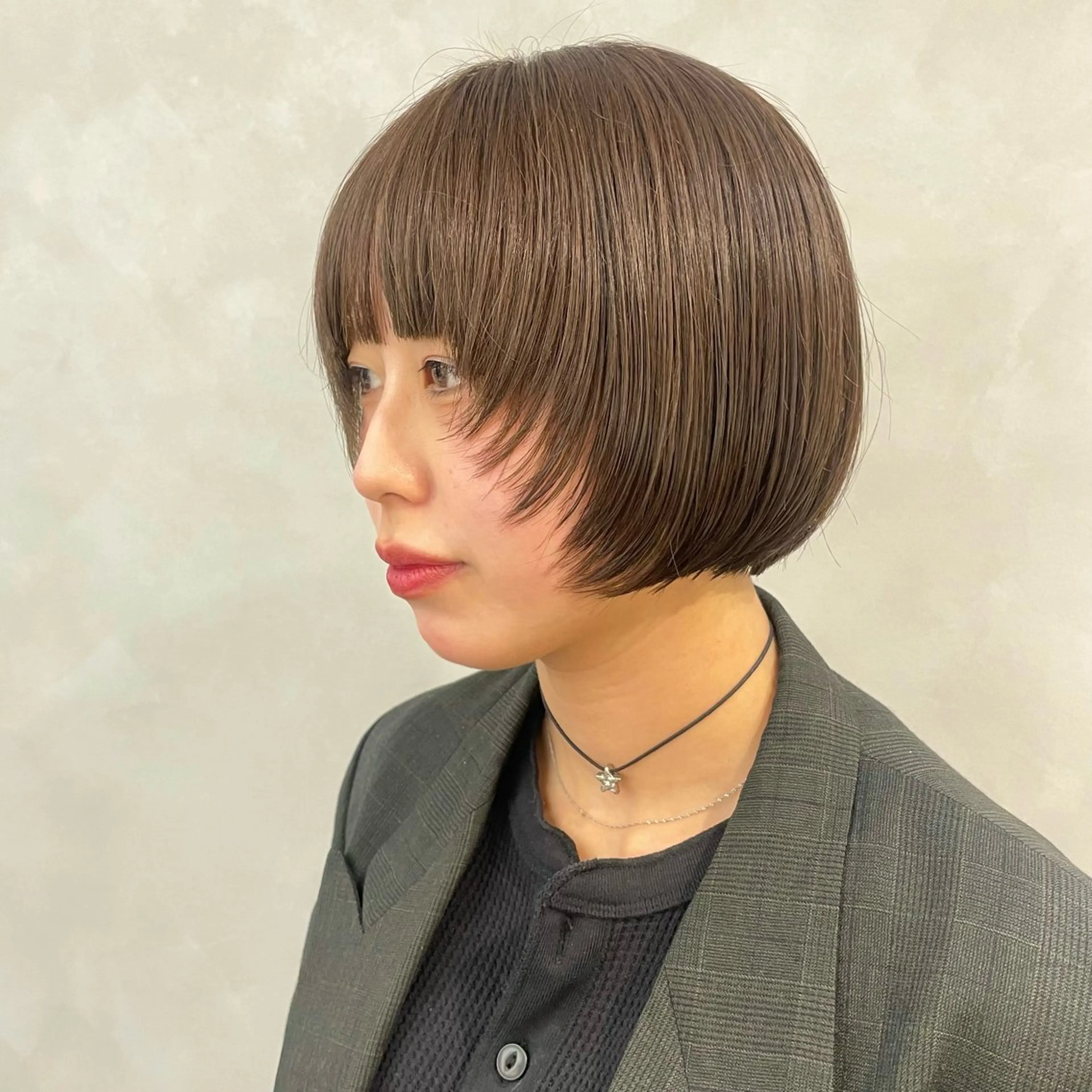 ショート カラー ベージュカラー オリーブベージュ ボブ 顔まわりレイヤー 顔周りカット カット ヘアカラー トリートメント 🎀ダブルカラーレイ ヤーyuuri🎀のヘアスタイル