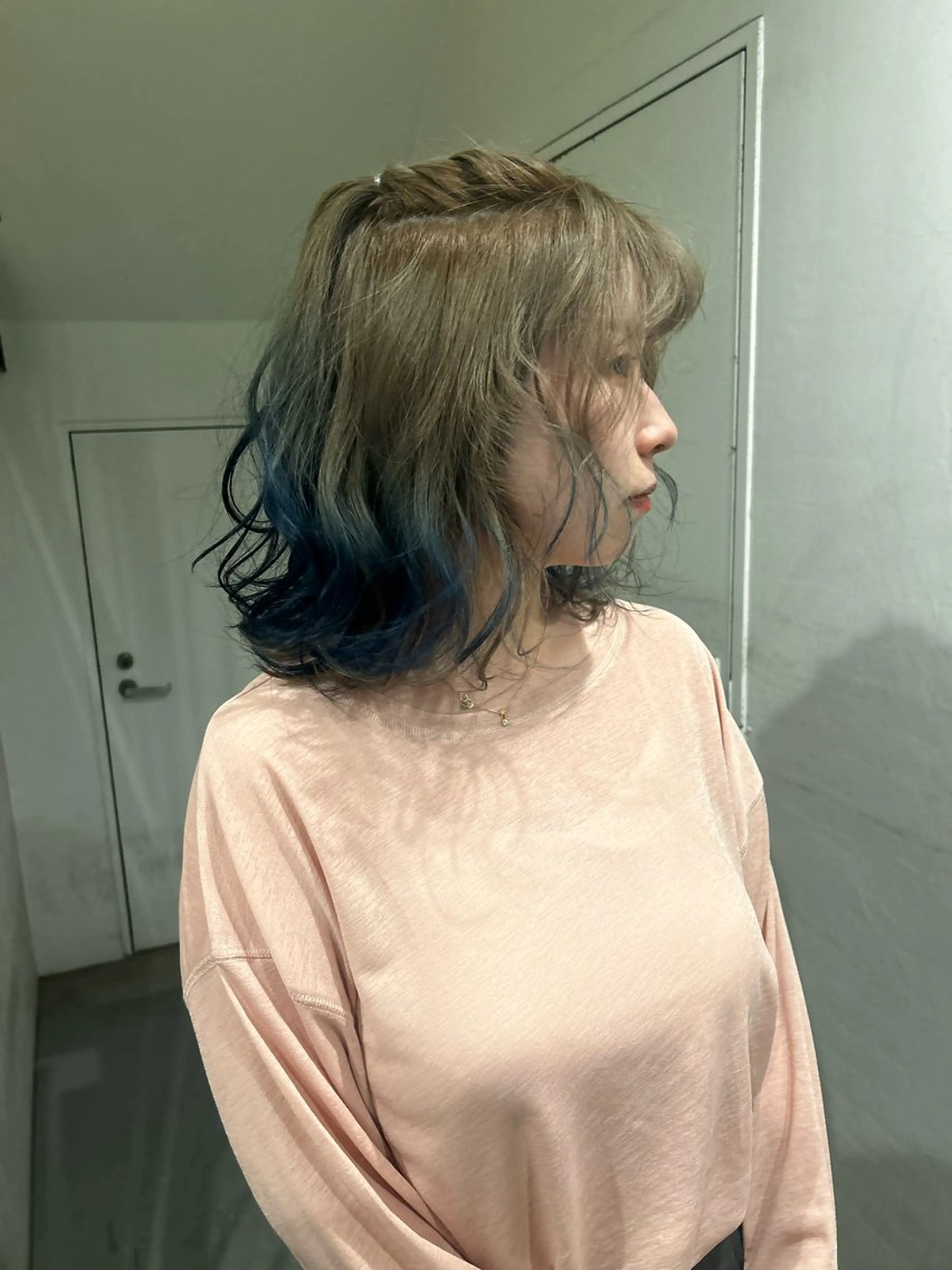 ミディアム カラー ブルーカラー hen所属・心斎橋/レイヤー/ ブリーチ/モエのヘアスタイル
