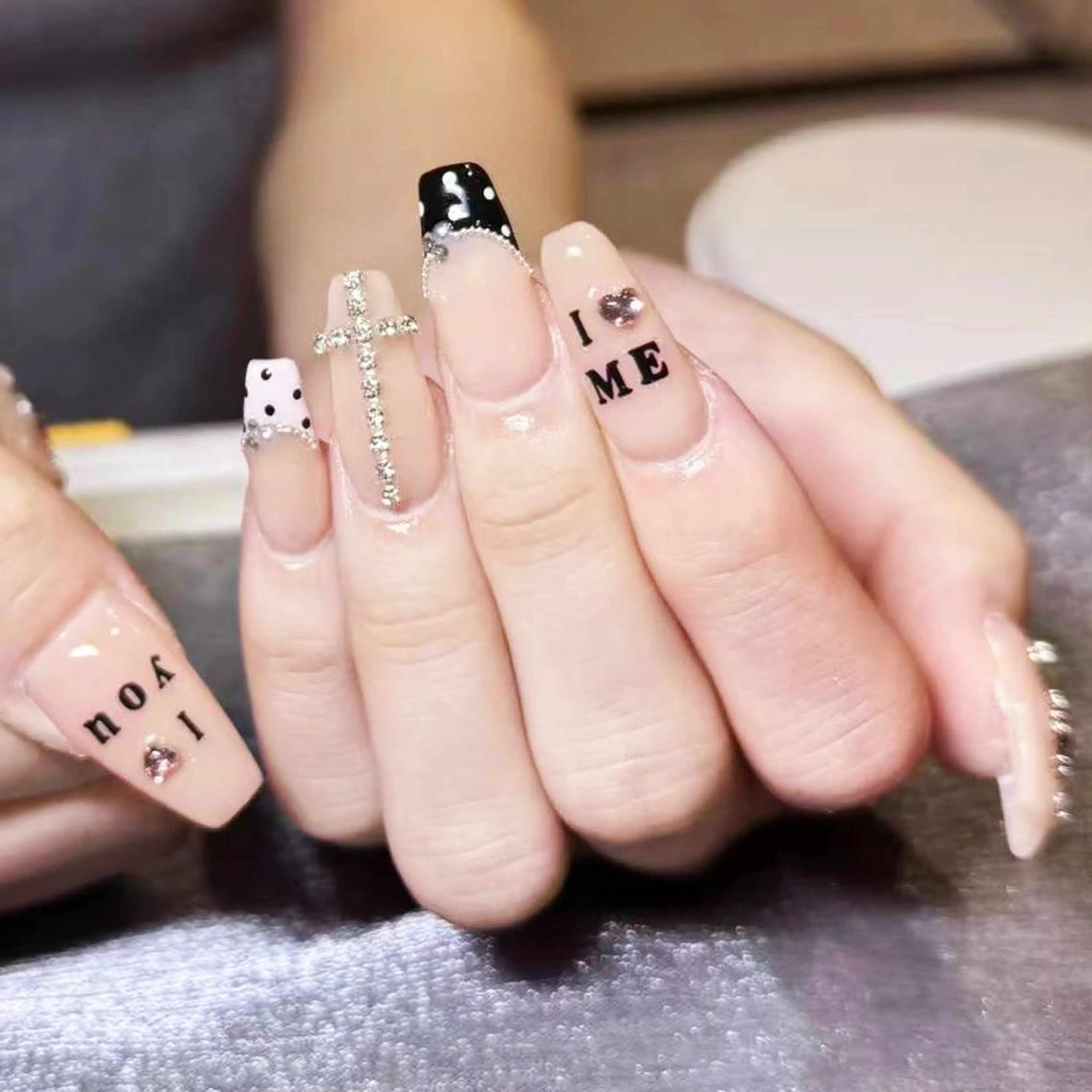 ネイル アートネイル オーロラネイル ガーリー キラキラネイル 韓国ネイル ハンドネイル DIAMOND 💦のネイルデザイン