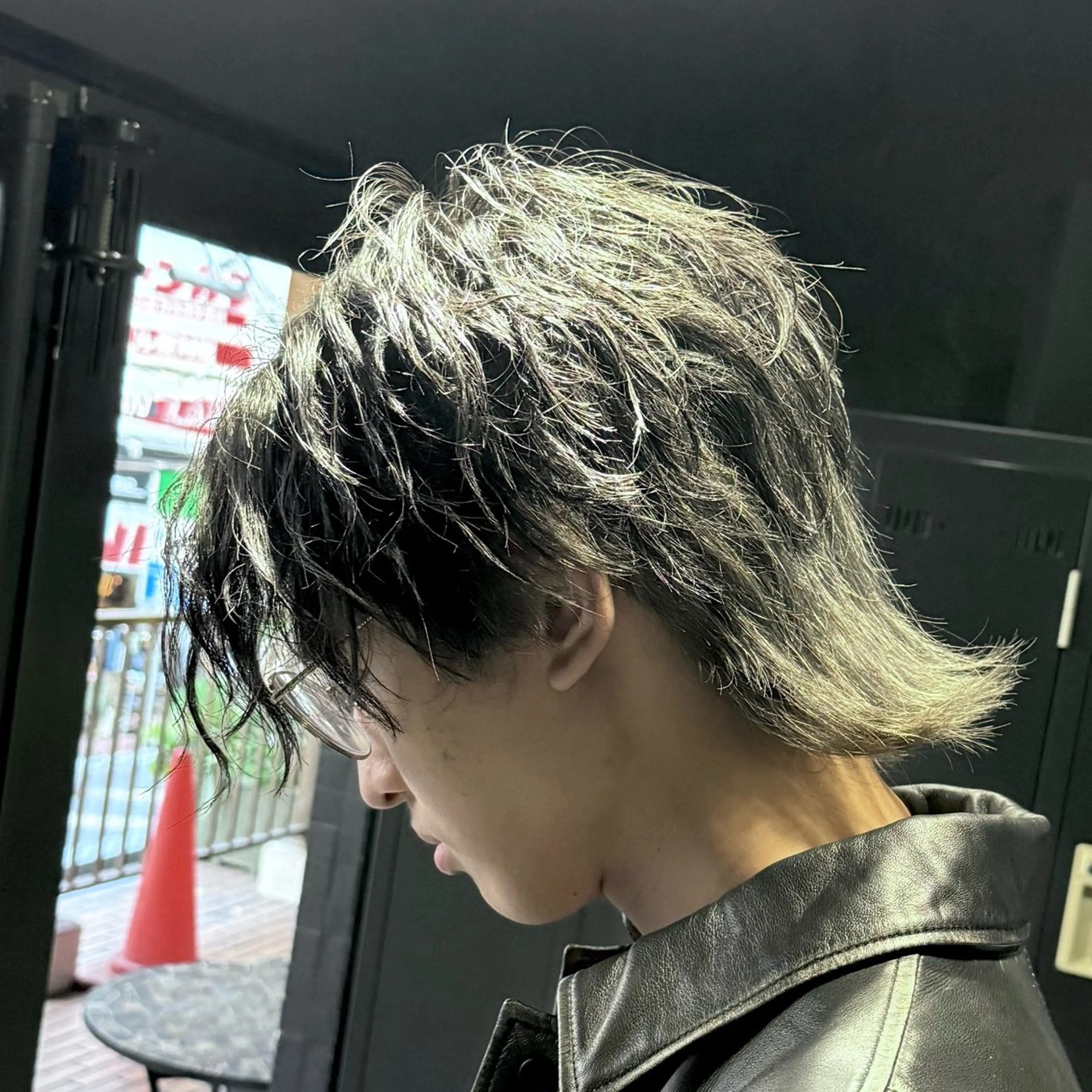 ミディアム カラー メンズ メンズインナーカラー マッシュウルフ マッシュ メンズウルフカット インナーカラー カット ヘアカラー 難波/メンズウルフ・ フェザーパーマ鶴田文のヘアスタイル