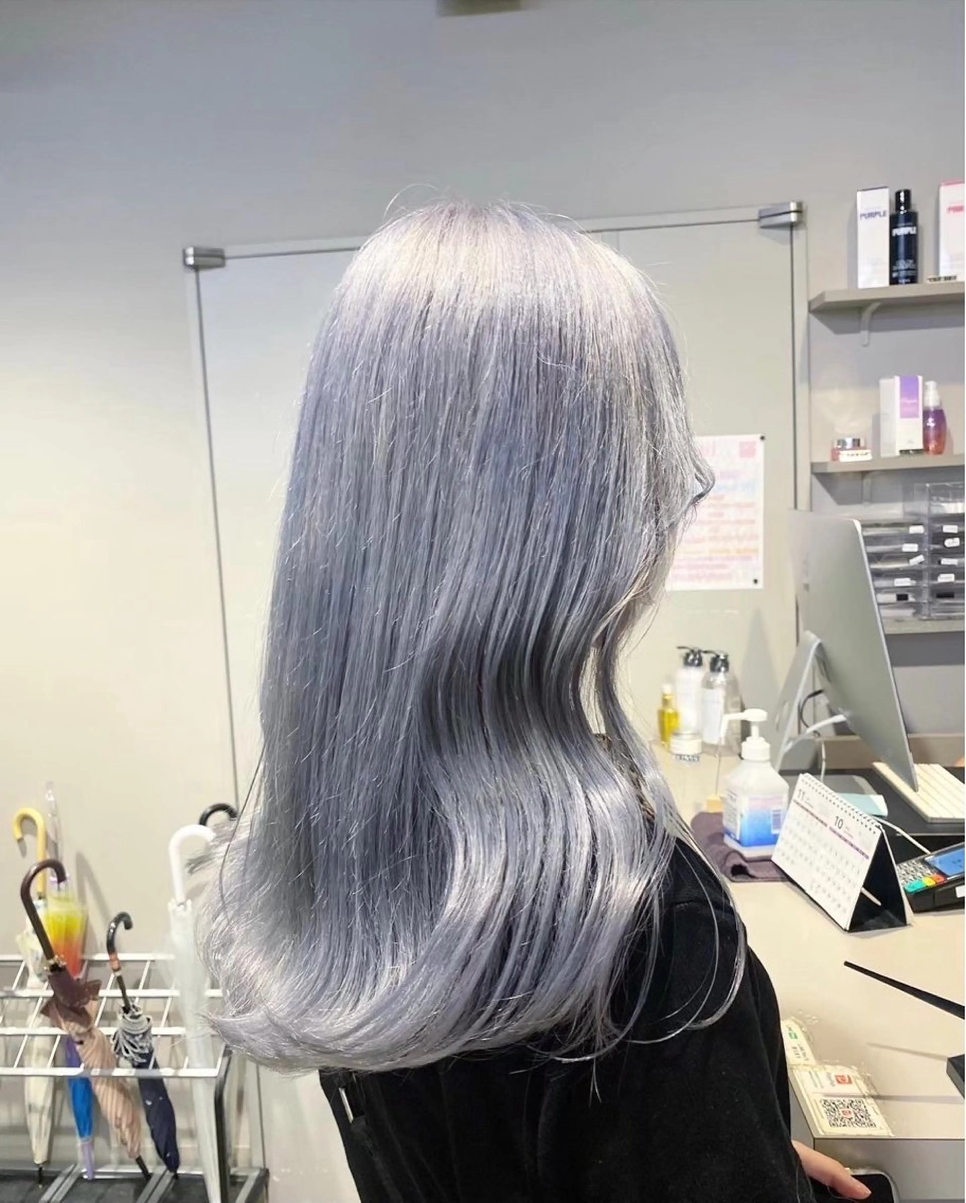ロング カラー シルバー ヘアカラー 韓国風トレンドカラー 🩶RINA🩶のヘアスタイル