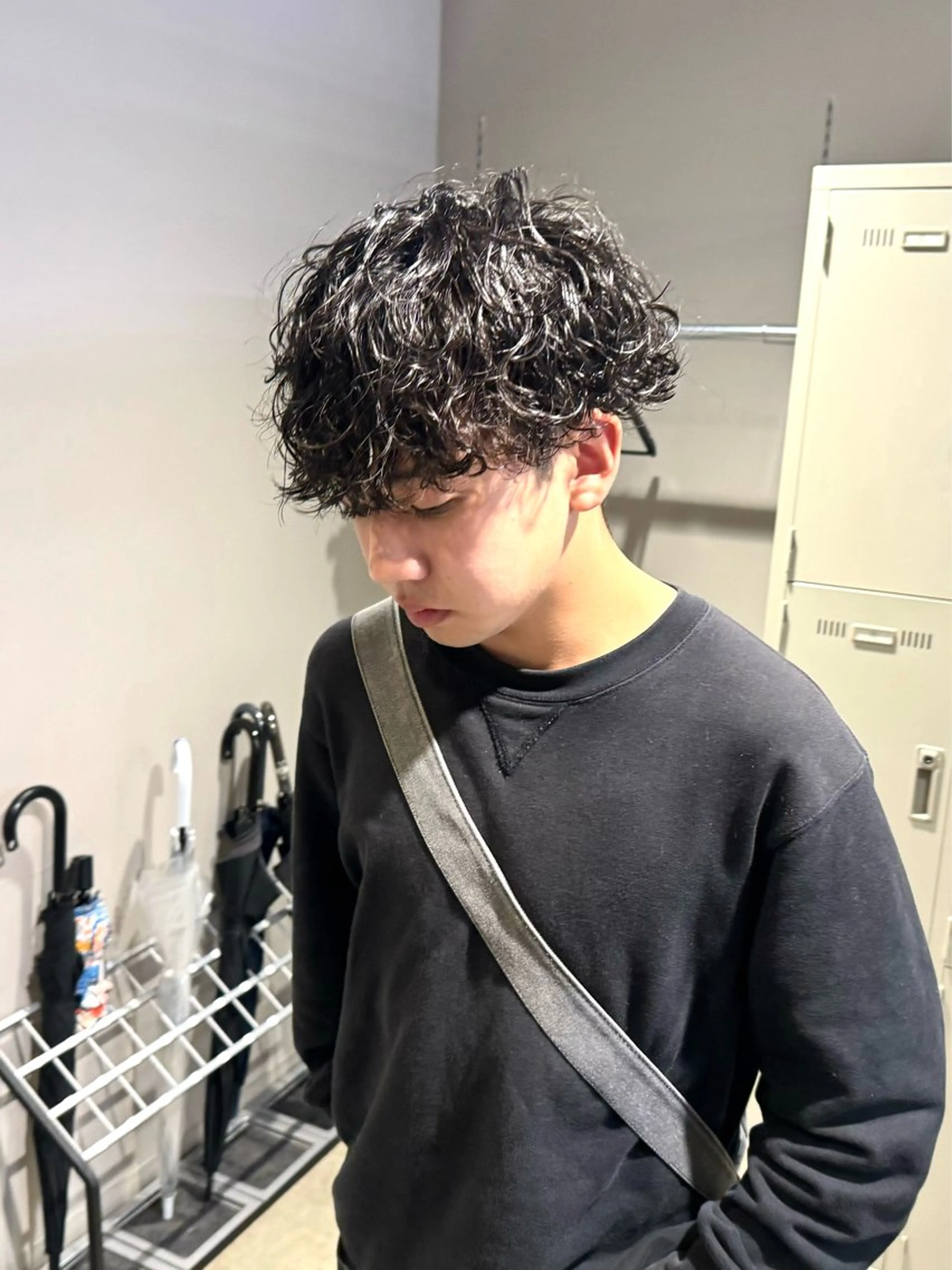 ミディアム パーマ ヘアアレンジ メンズ ミディアムパーマ メンズパーマ プードルパーマ プードルパーマ カット パーマ トリートメント ヘッドスパ ヘアセット 顔まわりカット の達人のヘアスタイル