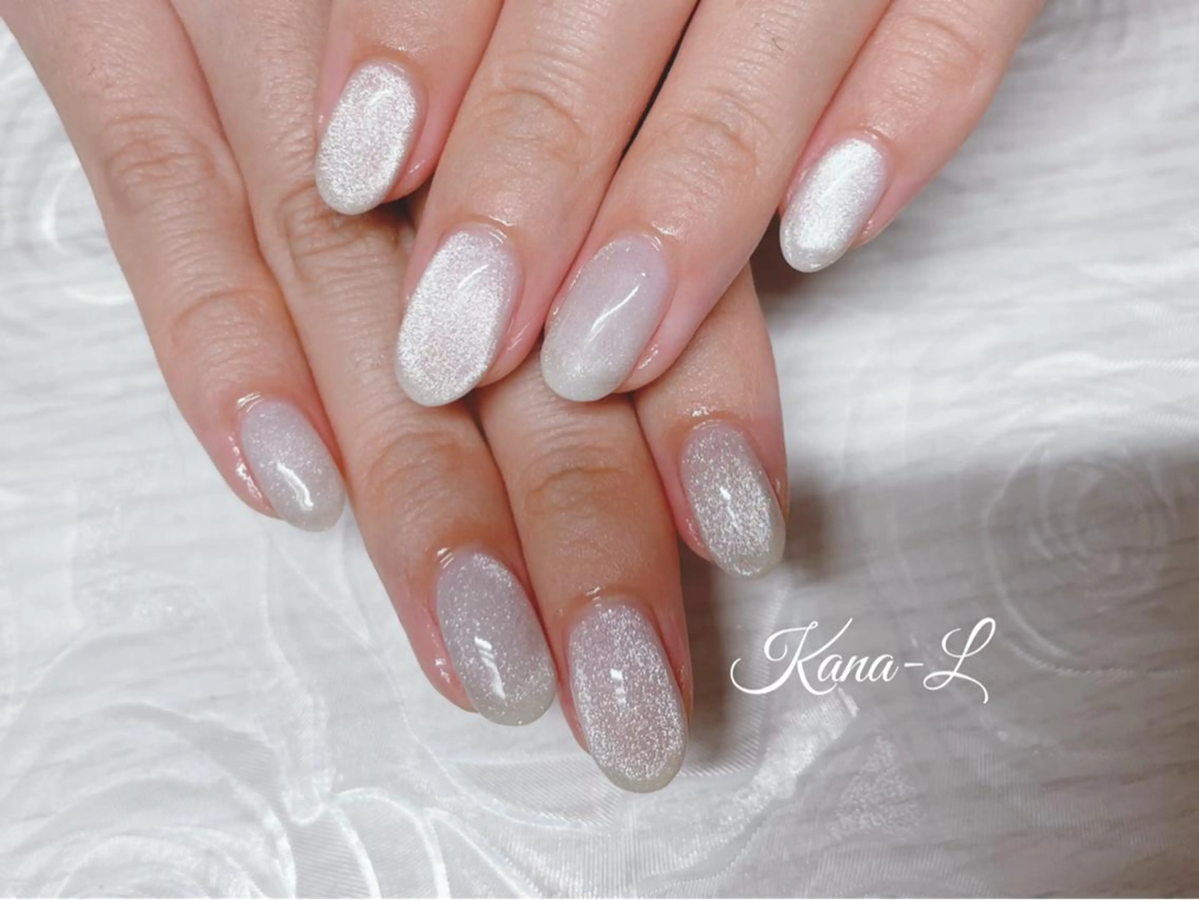 カラー ネイル マグネットネイル ホワイト 芦辺 香奈のネイルデザイン