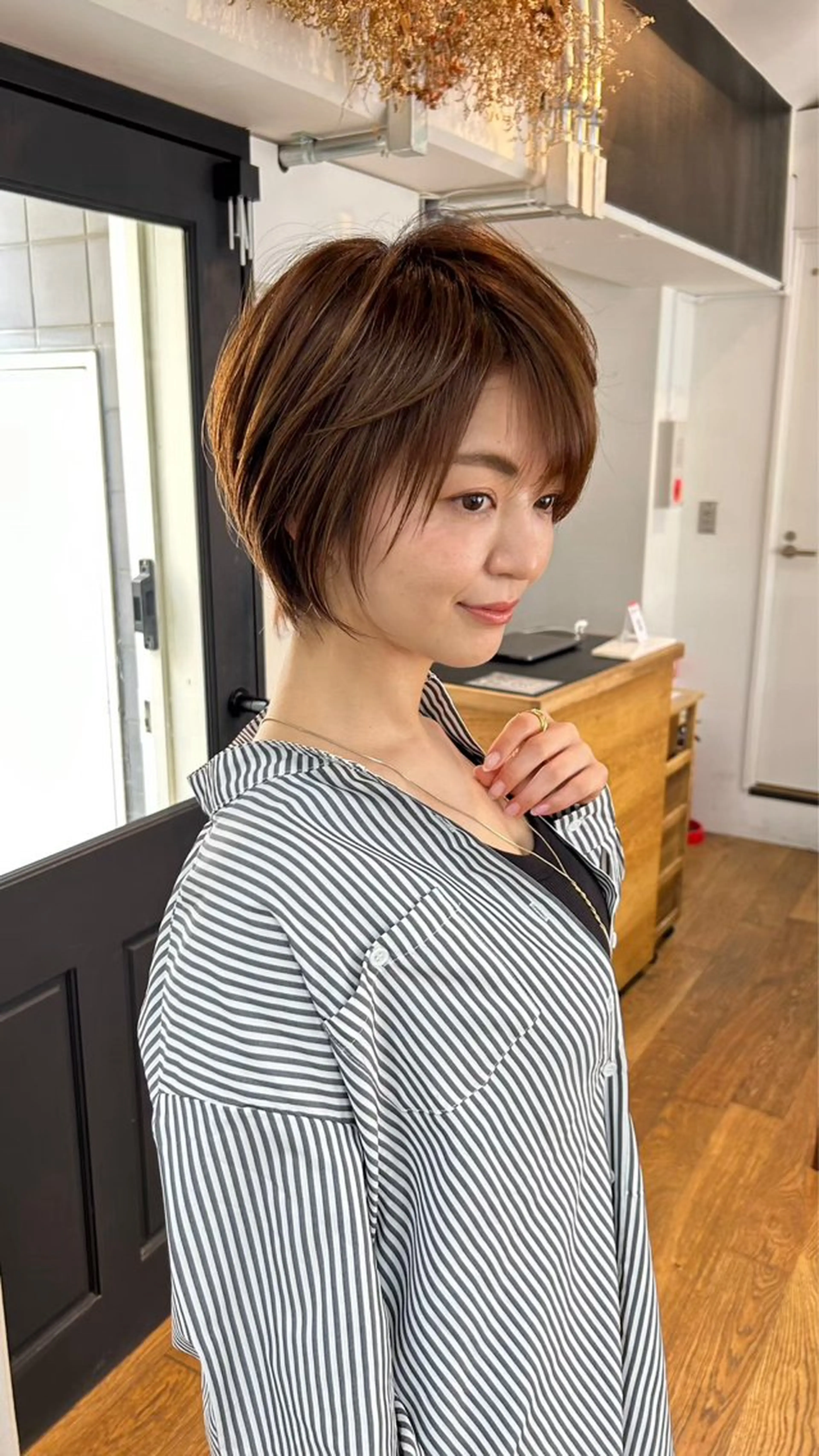 ショート シオン/艶髪/ グレージュカラーのヘアスタイル