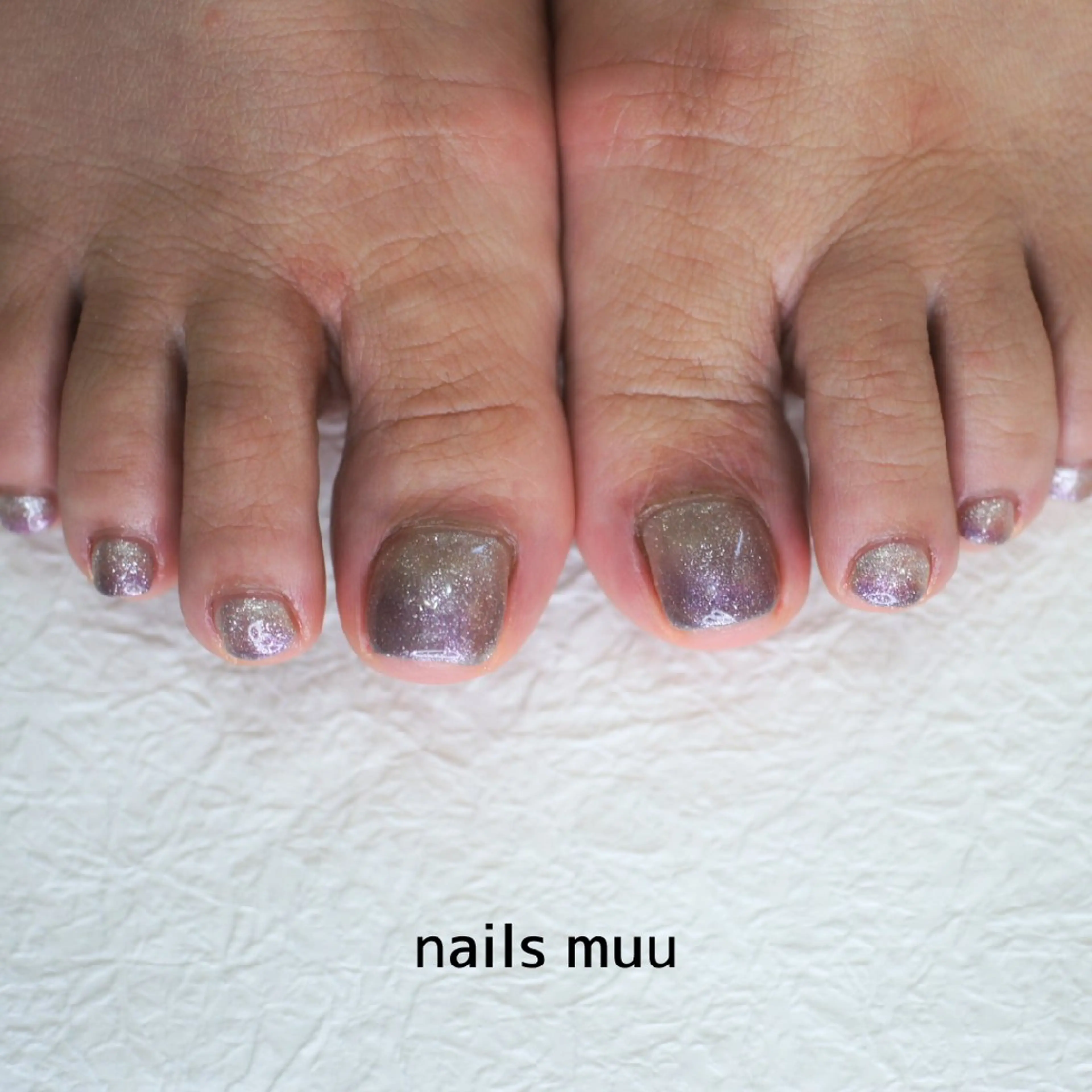 ネイル フットネイル グラデーション ラメ(グリッター) マグネットネイル シルバー フットネイル nails muu まゆのネイルデザイン
