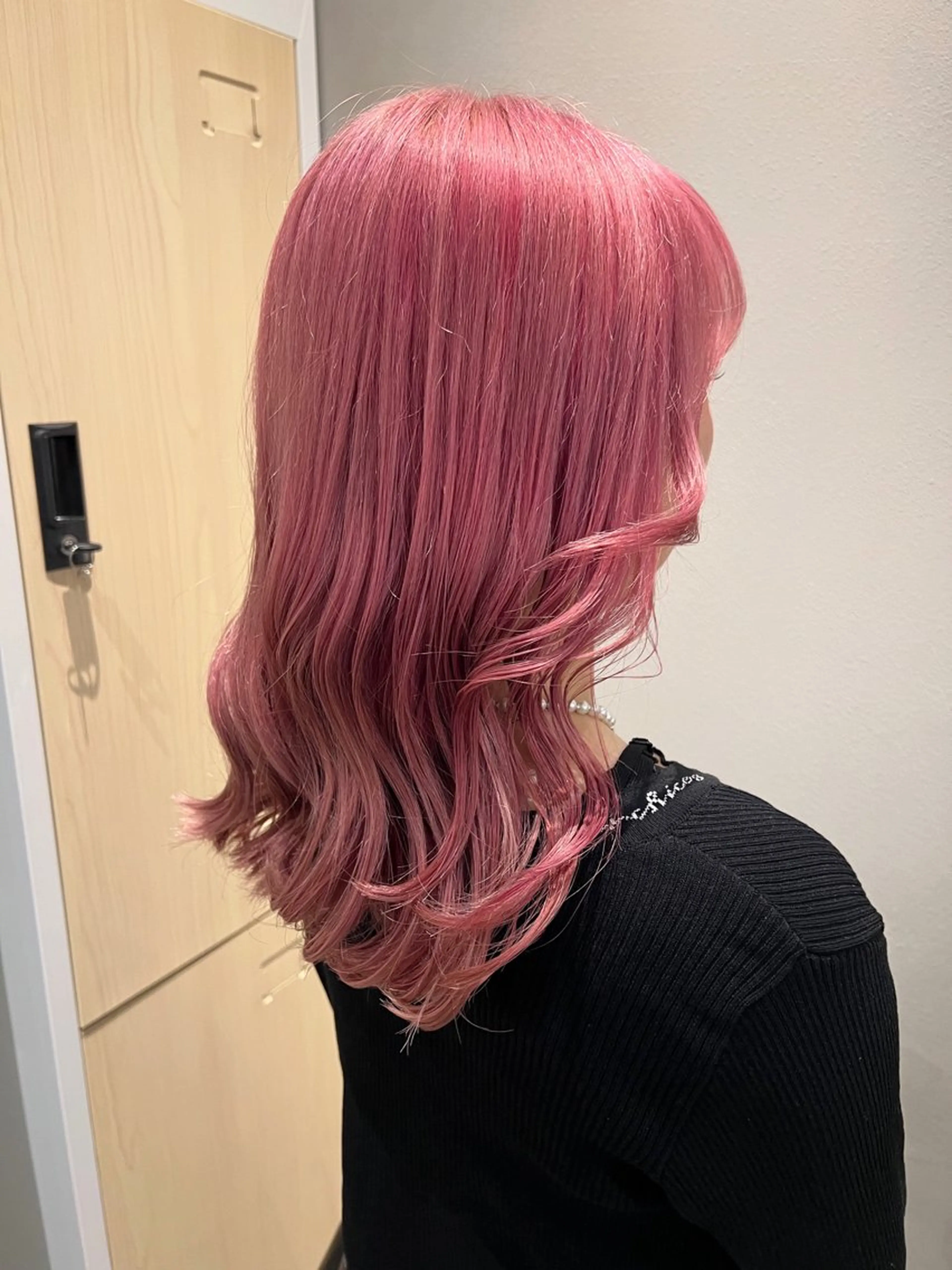 セミロング カラー 垢抜けハイトーン×ブ ロウリストAZUKIのヘアスタイル