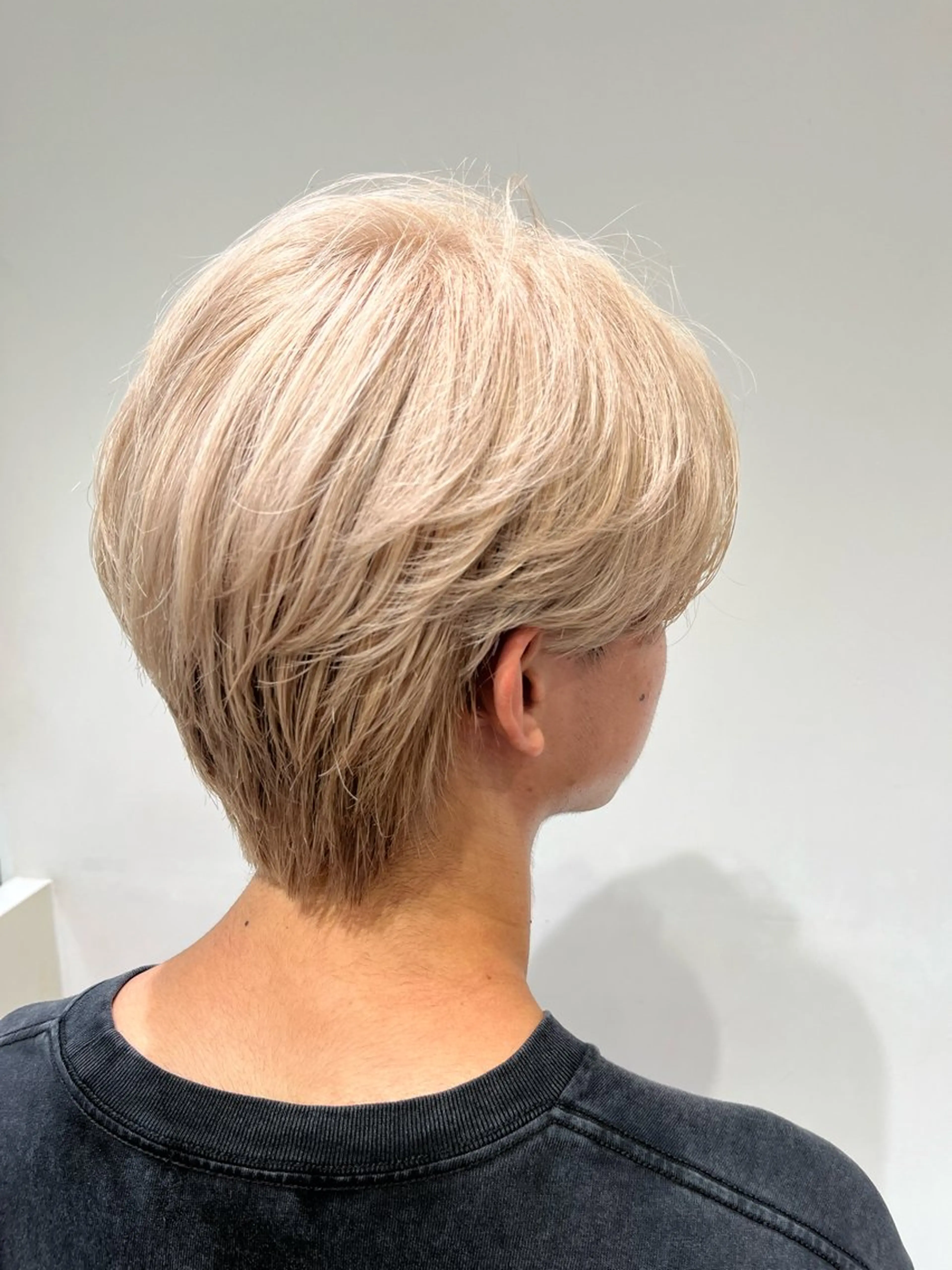 ショート カラー メンズ メンズブリーチ ベージュカラー ブリーチ ブロンド ミルクティーベージュ 【センターパート/ マッシュ】ryokaのヘアスタイル