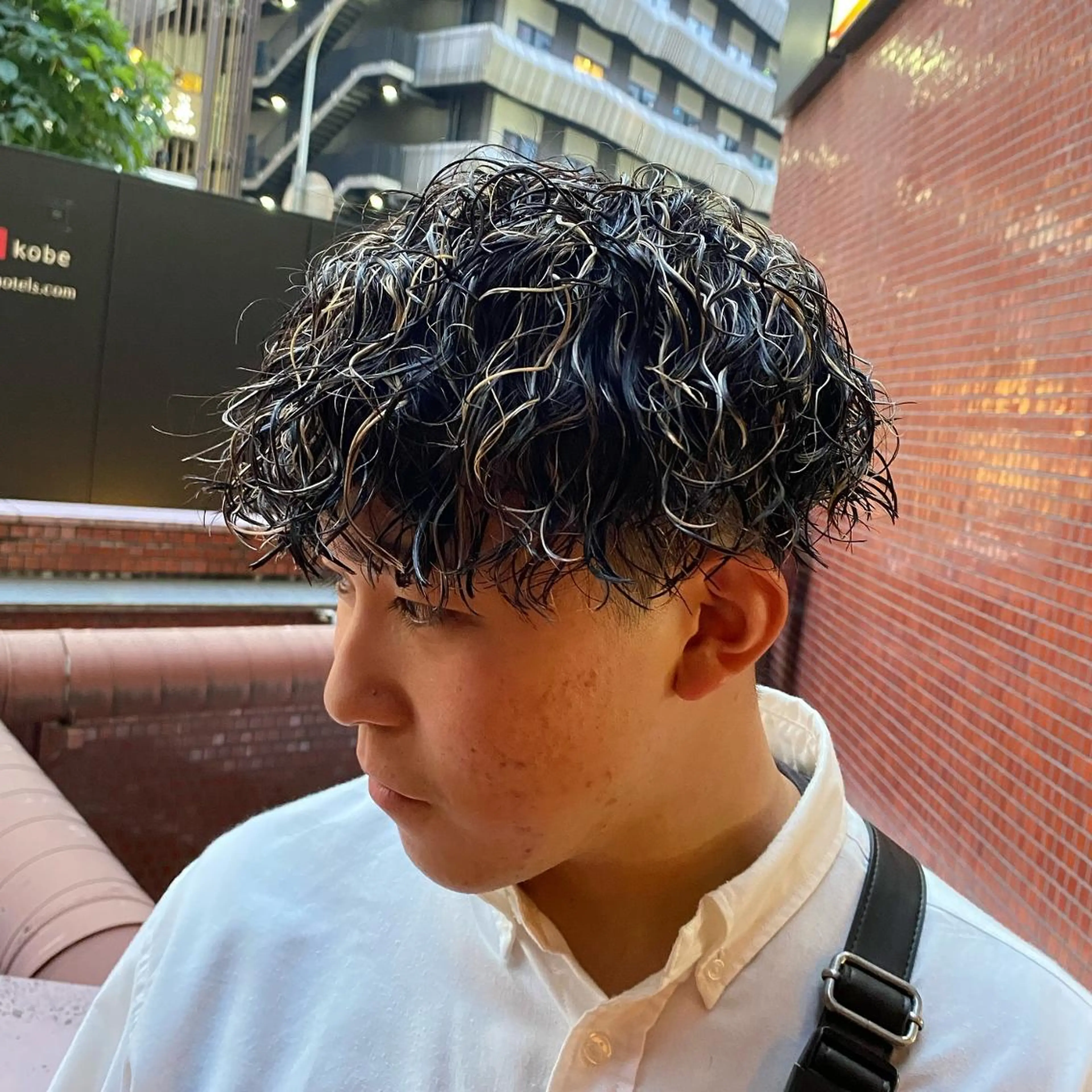 三ノ宮フェザーパーマ 蕃本 啓利のヘアスタイル