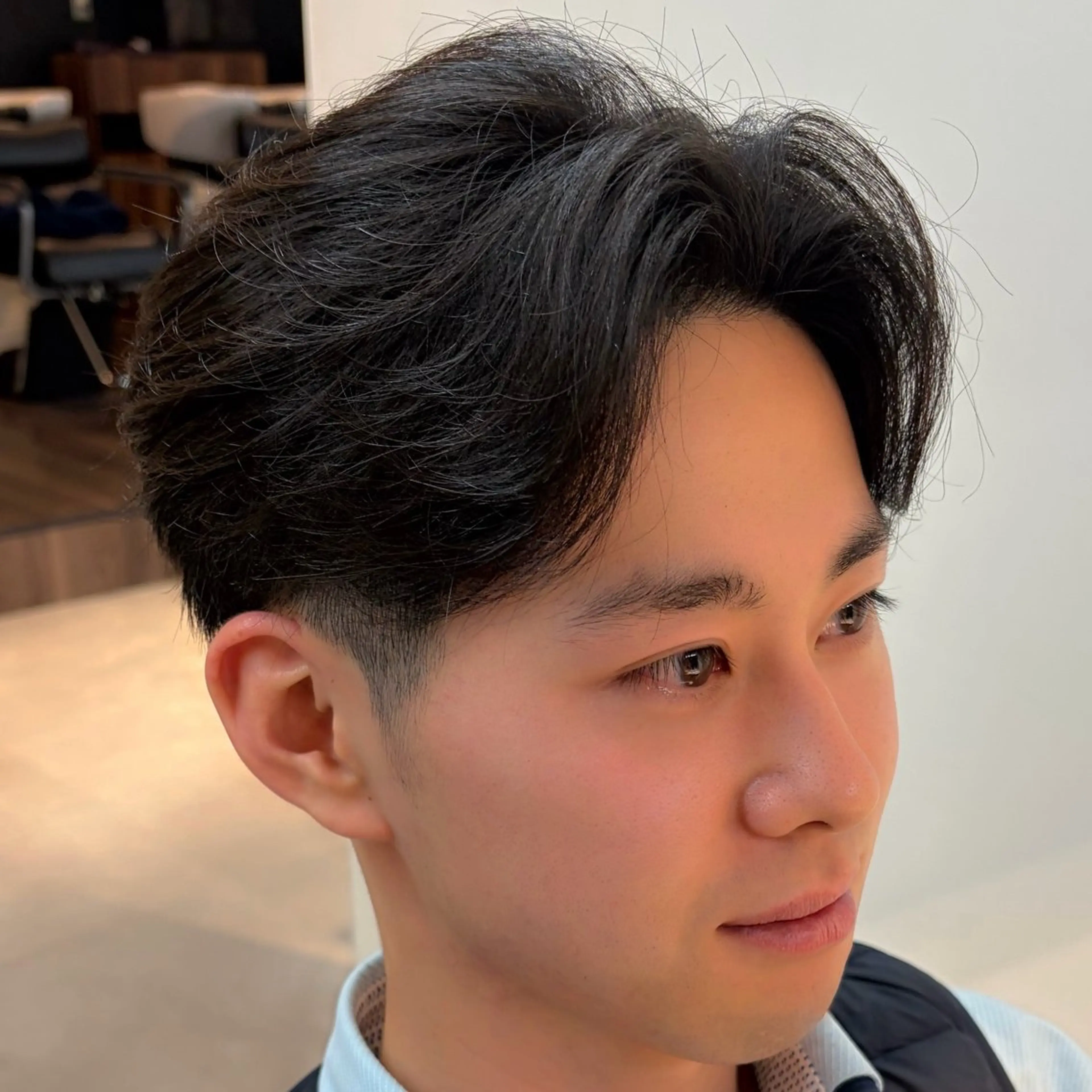 パーマ メンズ センターパート フェザーパーマ メンズ韓国風 メンズパーマ 刈り上げ カット パーマ 男の理想を叶える🔥 メンズパーマ特化|関のヘアスタイル