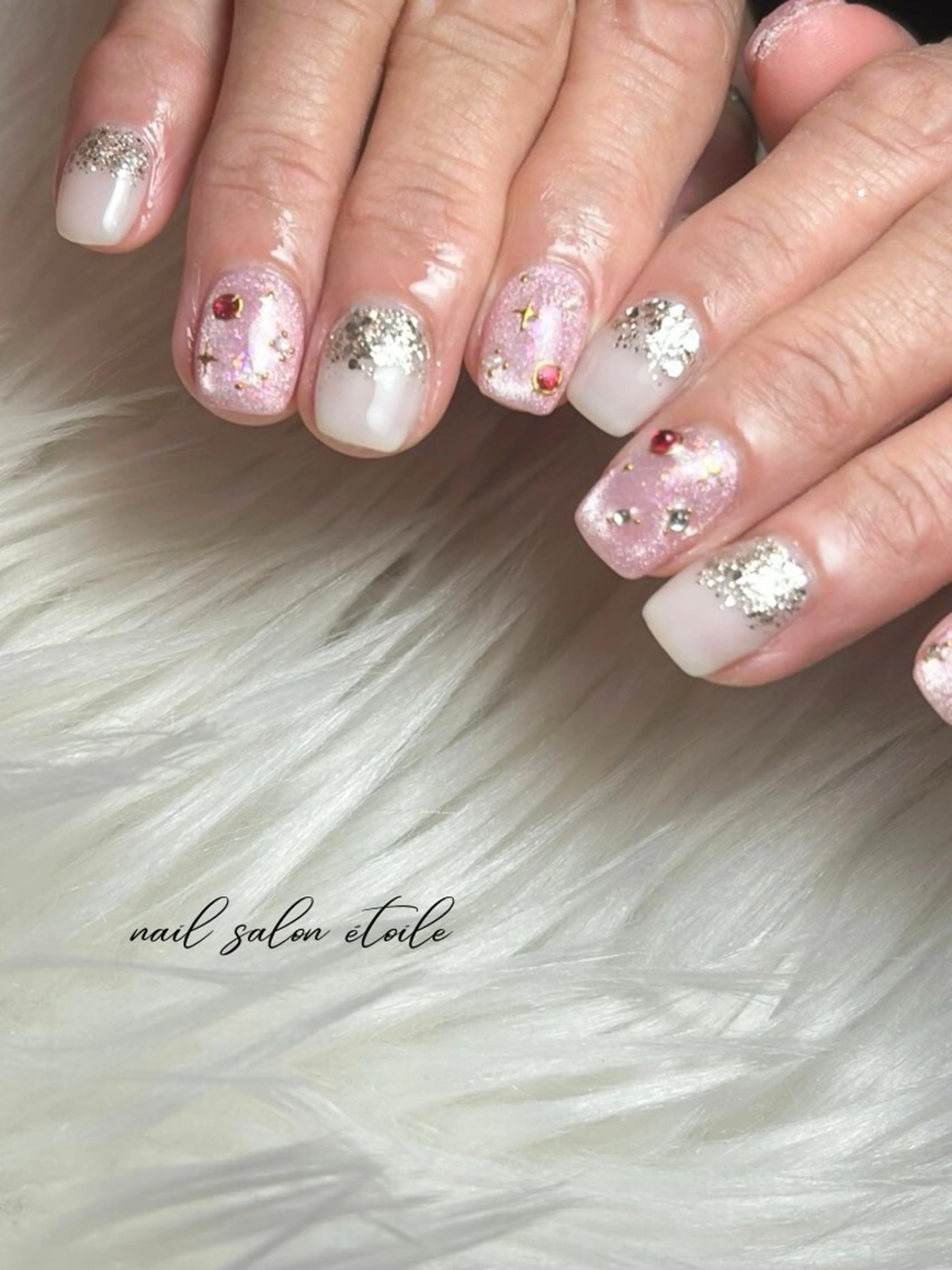 ネイル キラキラネイル マグネットネイル ピンク ストーンネイル ホワイト ハンドネイル nail salon étoileのネイルデザイン