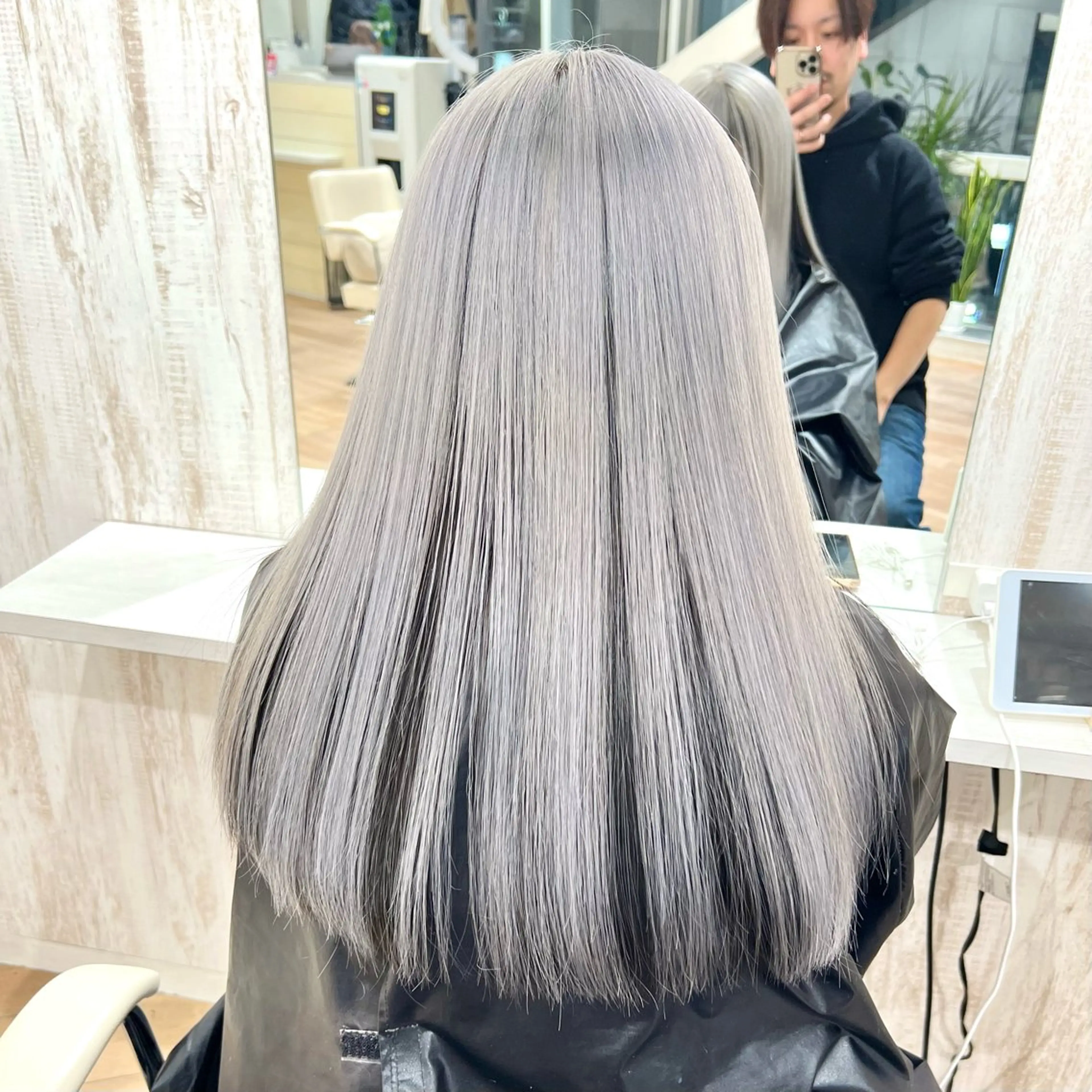 ロング カラー シルバー 前髪/顔まわりカット 艶髪/髪質改善/縮毛のヘアスタイル