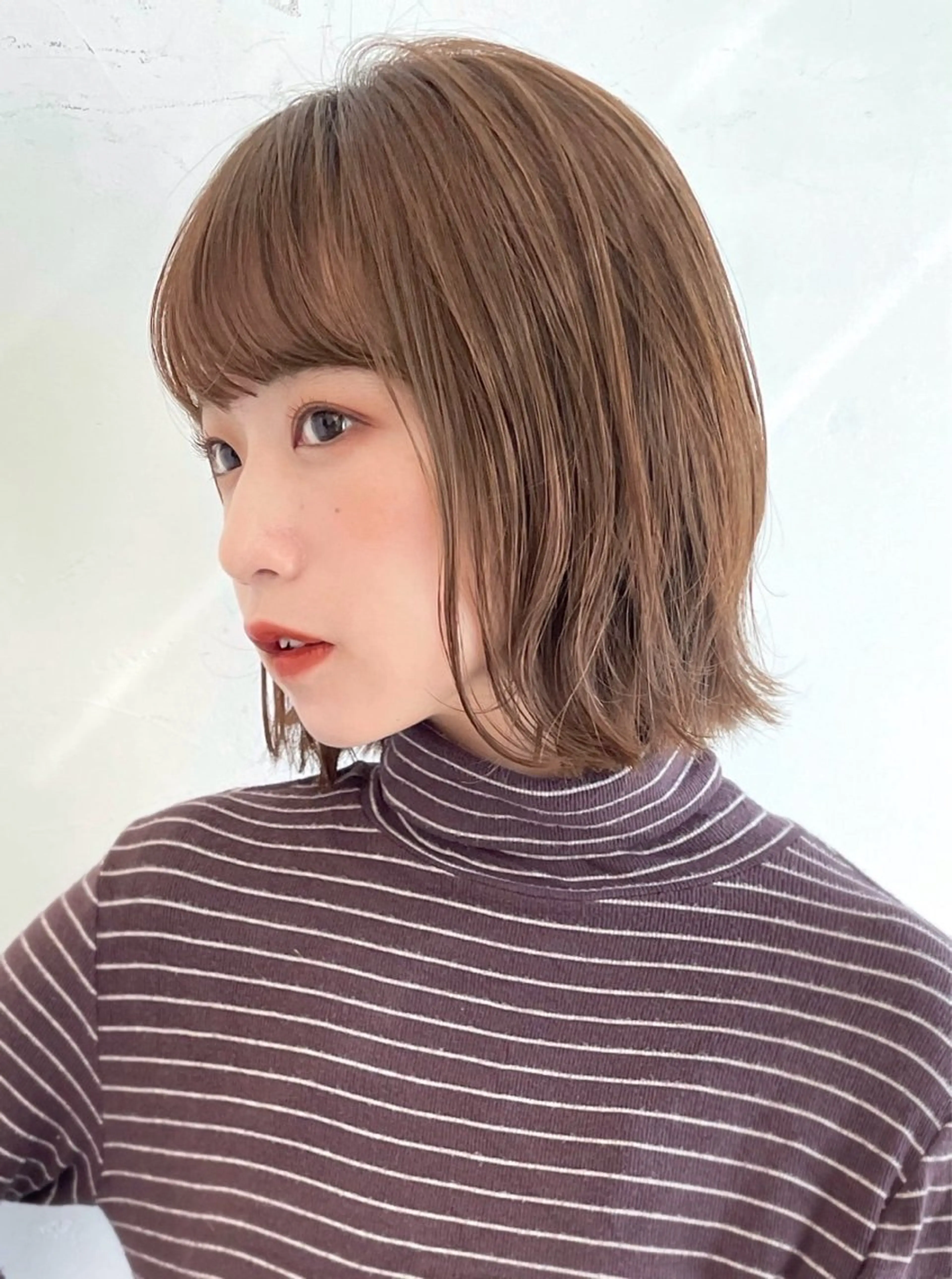 ミディアム カラー 切りっぱなしボブ ベージュカラー ハイトーンカラー ハイトーンベージュ ボブ カット ヘアカラー OAK 学芸大学所属・秋葉萌　透明感カラー /レイヤー/ボブ♡のヘアスタイル