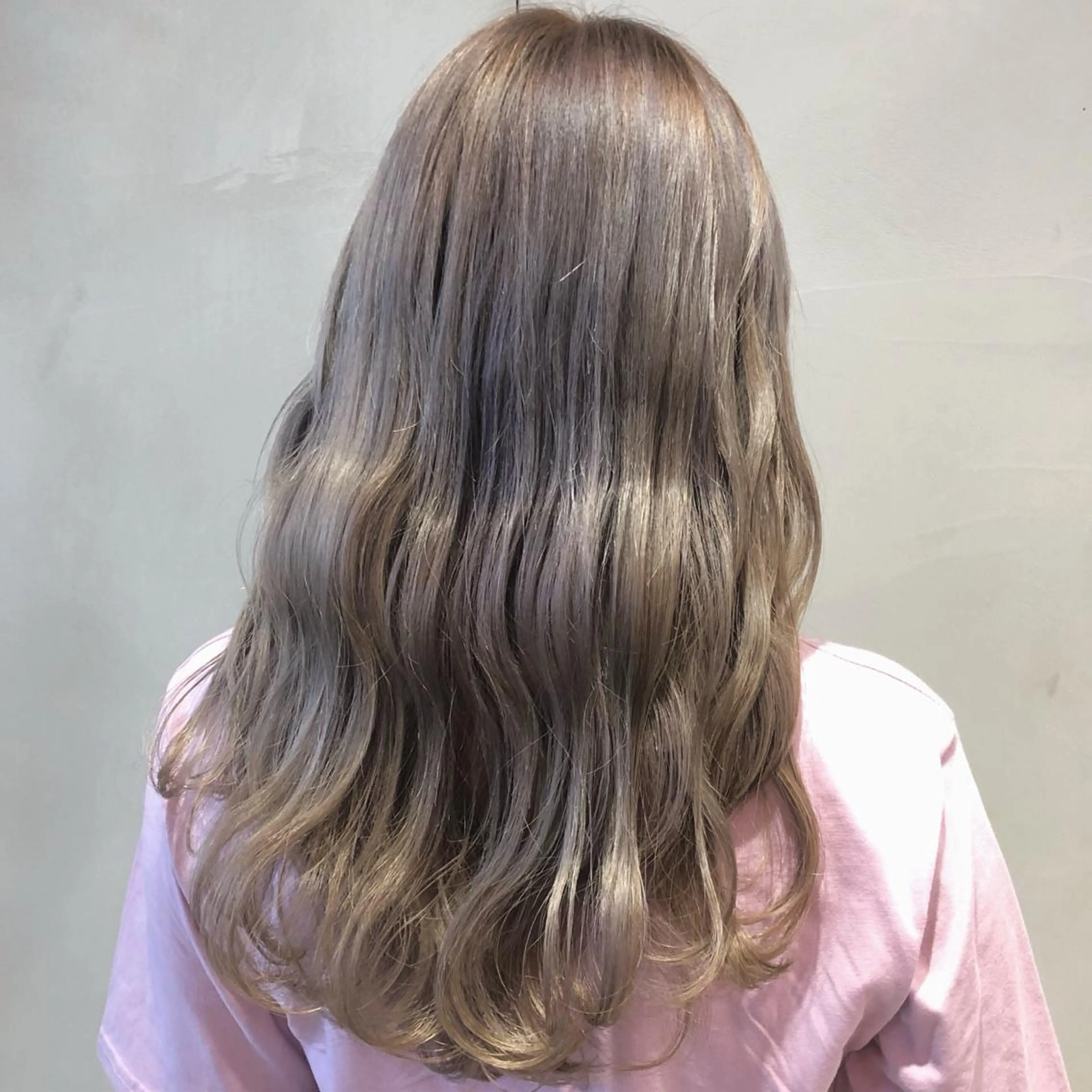 ロング カラー ヘアカラー トリートメント 荒木 依莉亜のヘアスタイル