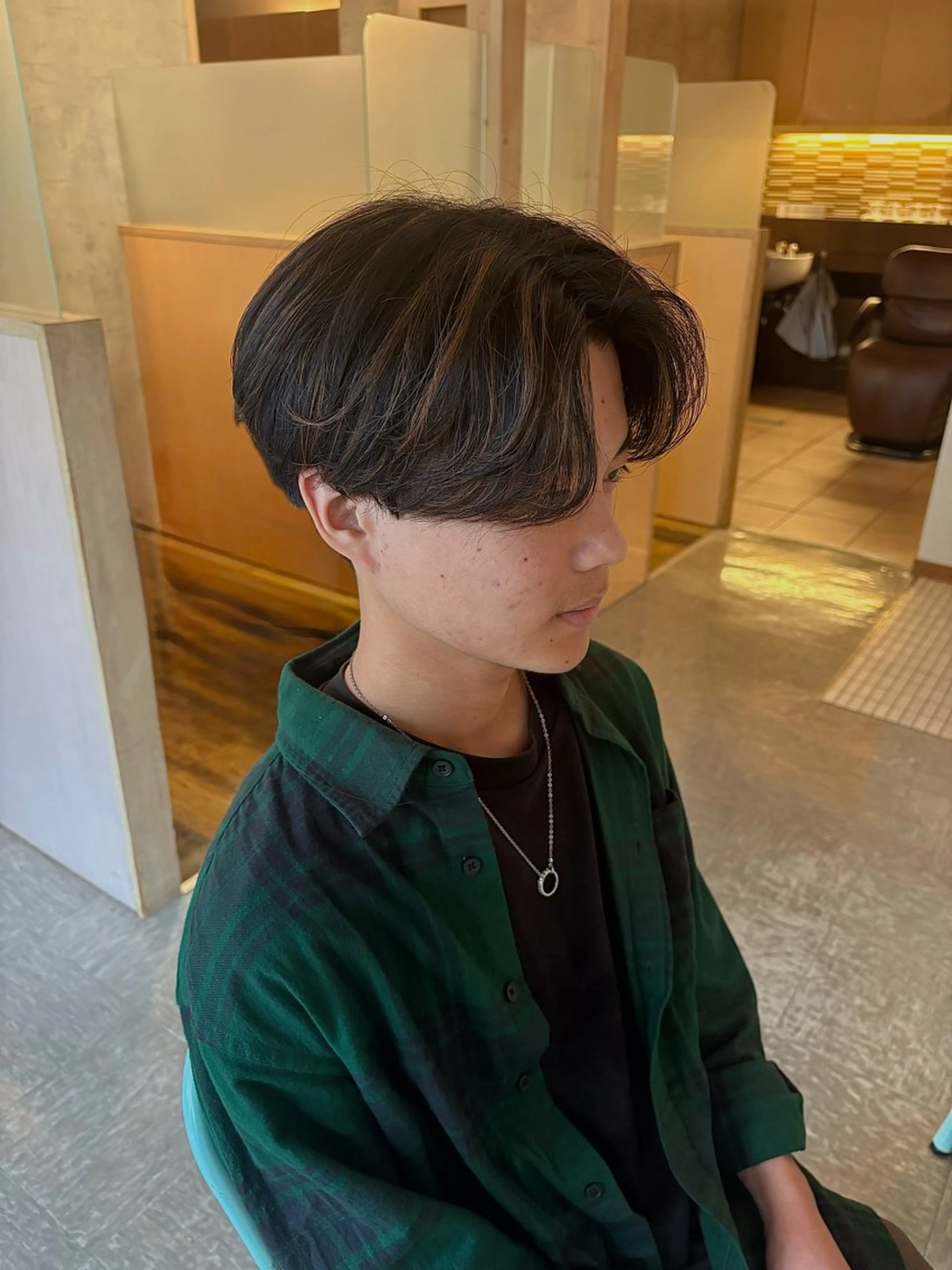 ショート カラー パーマ メンズ センターパート フェザーパーマ メンズパーマ ハンサムショート ショートヘア カット パーマ 小山内 一馬のヘアスタイル