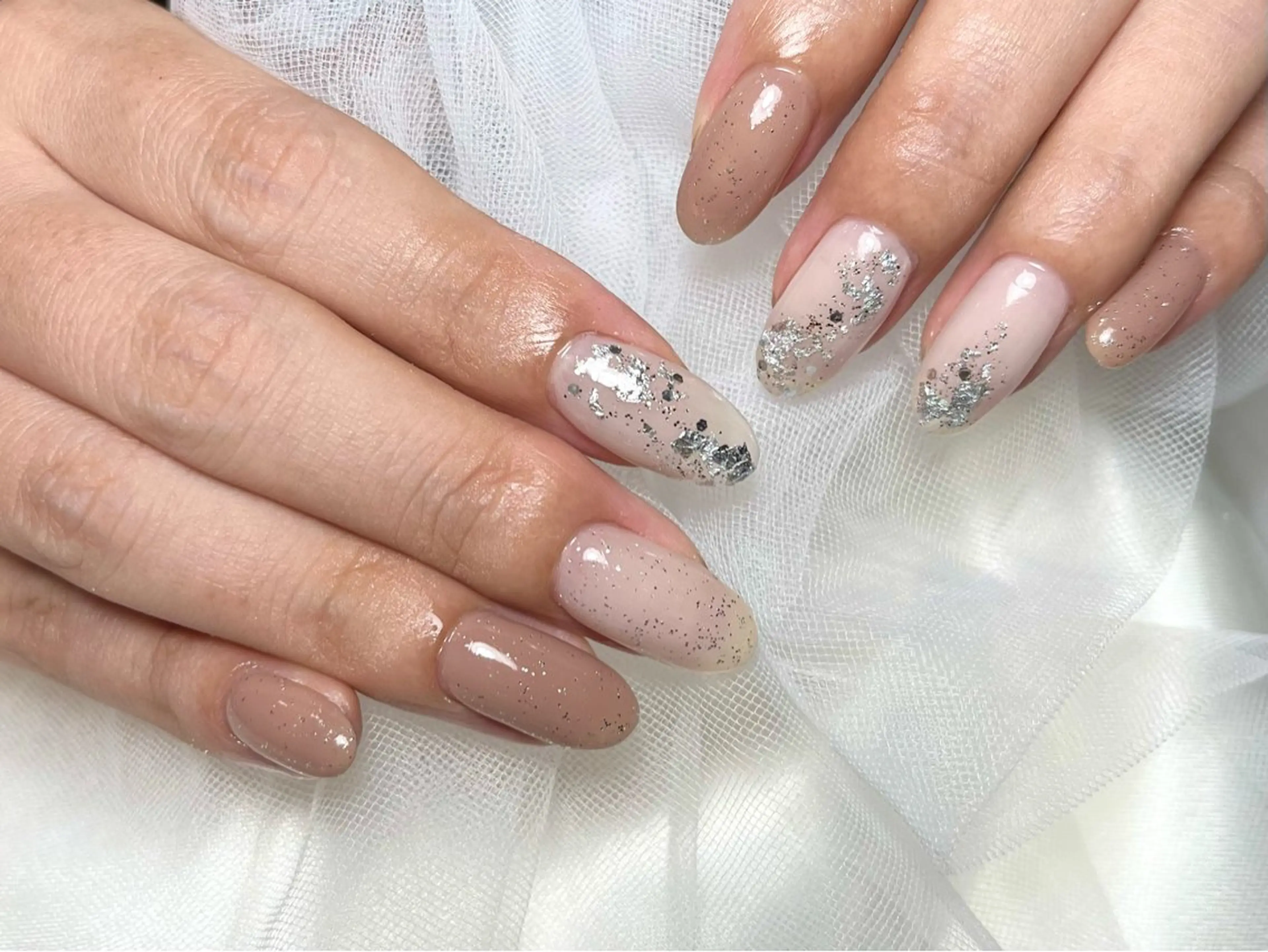 ネイル ブラウン ラメ(グリッター) ワンカラーネイル シルバー ホワイト フットネイル ballie／小野原 なつみのネイルデザイン