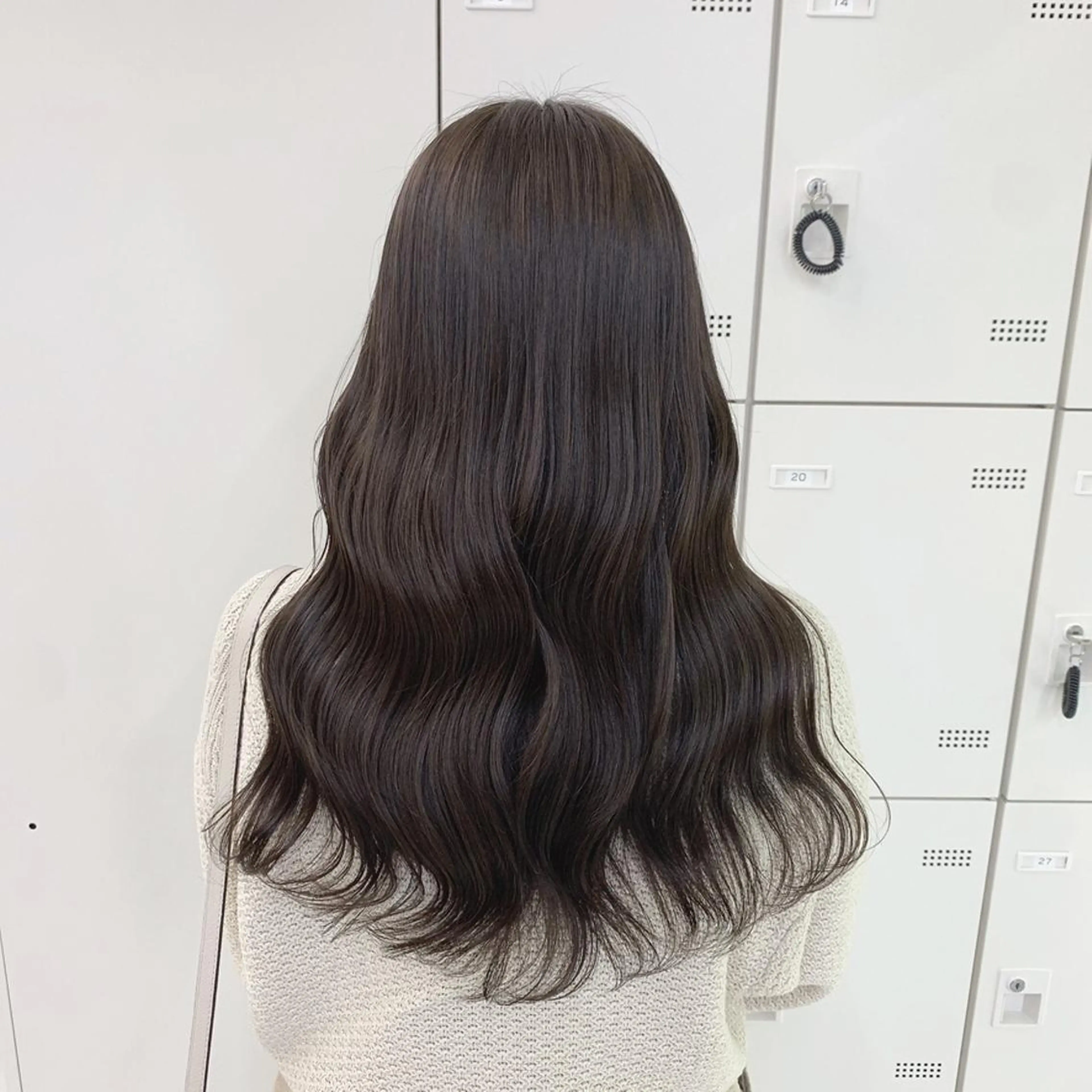 カラー 🤍Mei🤍赤み消 し透明感ツヤカラーのヘアスタイル