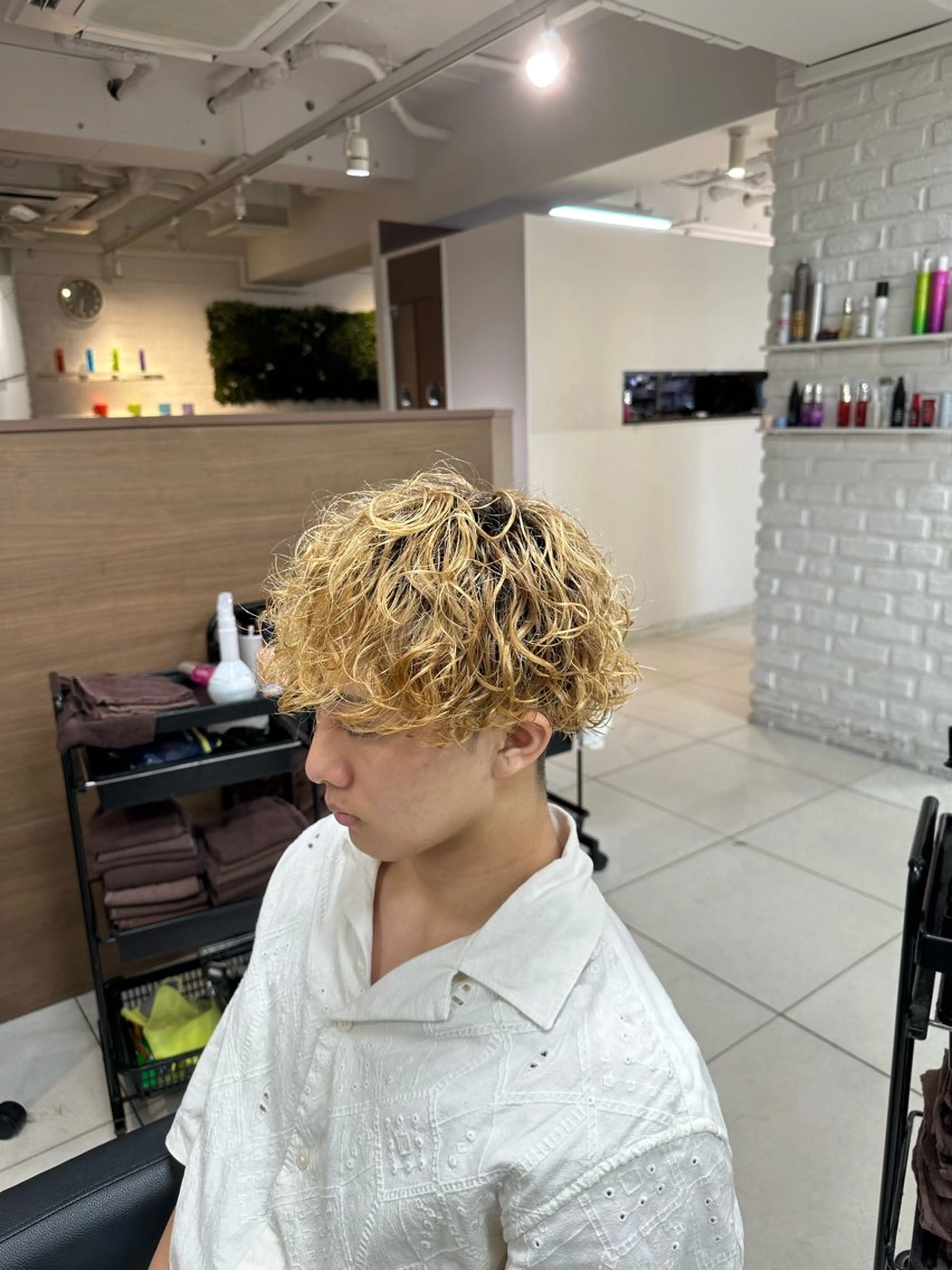 ショート パーマ メンズ メンズブリーチ メンズパーマ プードルパーマ プードルパーマ フェザーパーマ職人 🪶ryosukeのヘアスタイル