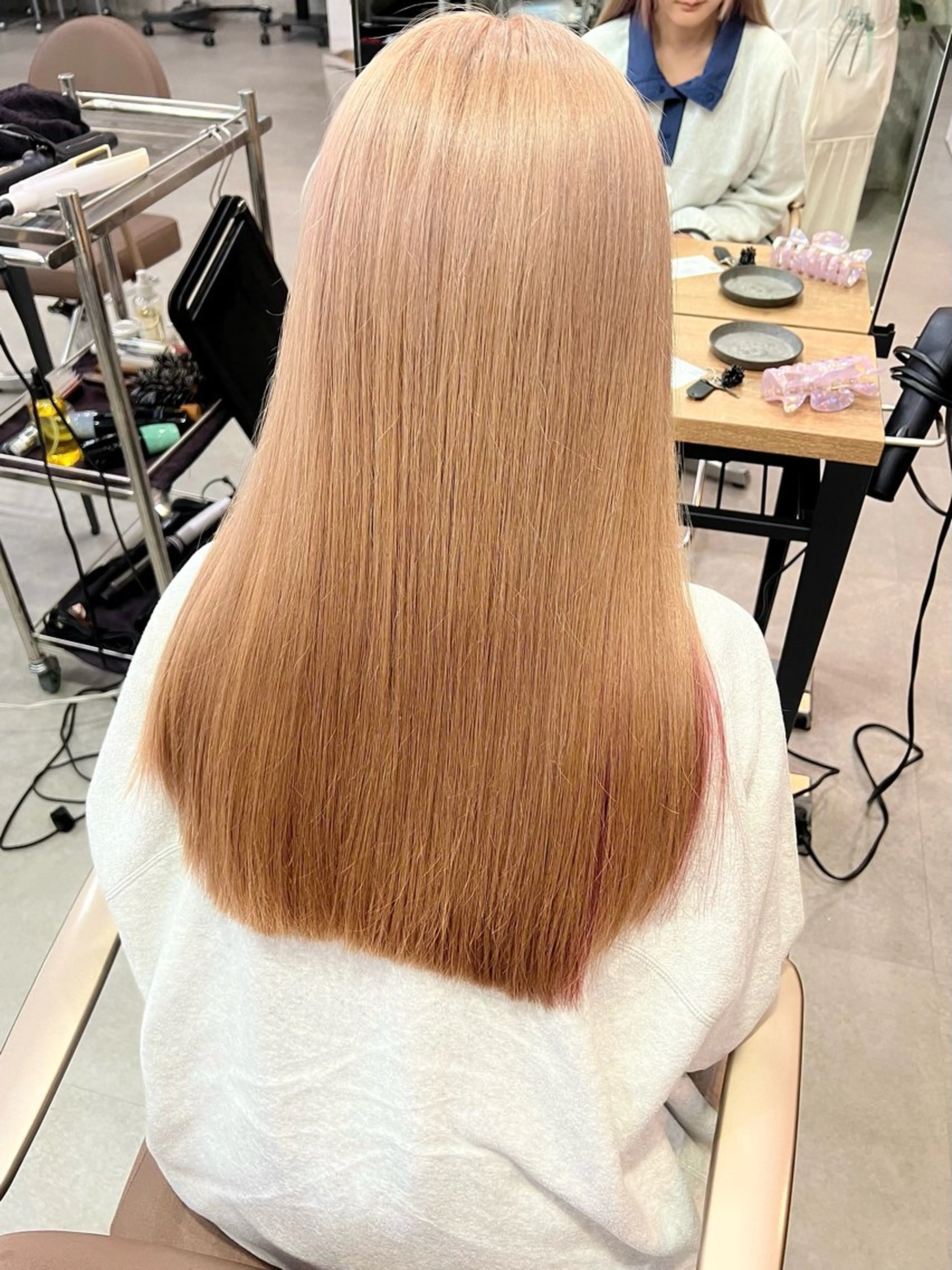 ロング カラー ベージュカラー ハイトーンカラー ミルクティーベージュ ヘアカラー トリートメント 切りっぱなしボブ/ ブリーチカラー/大塚のヘアスタイル