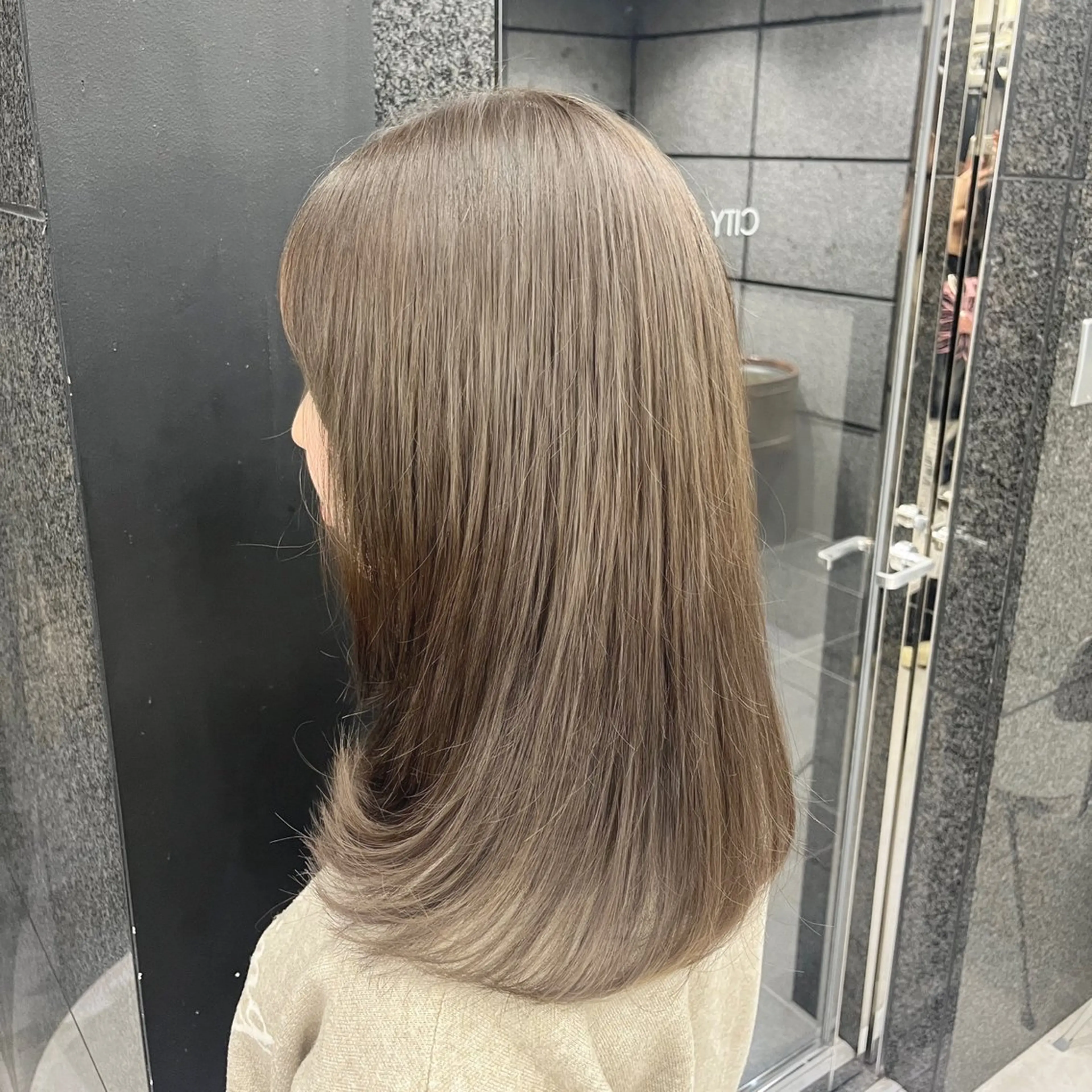 ミディアム カラー ベージュカラー ブリーチ ダブルカラー ブリーチなしカラー オリーブベージュ ボブ/プツッとボブ/ 暖色カラー/モエのヘアスタイル