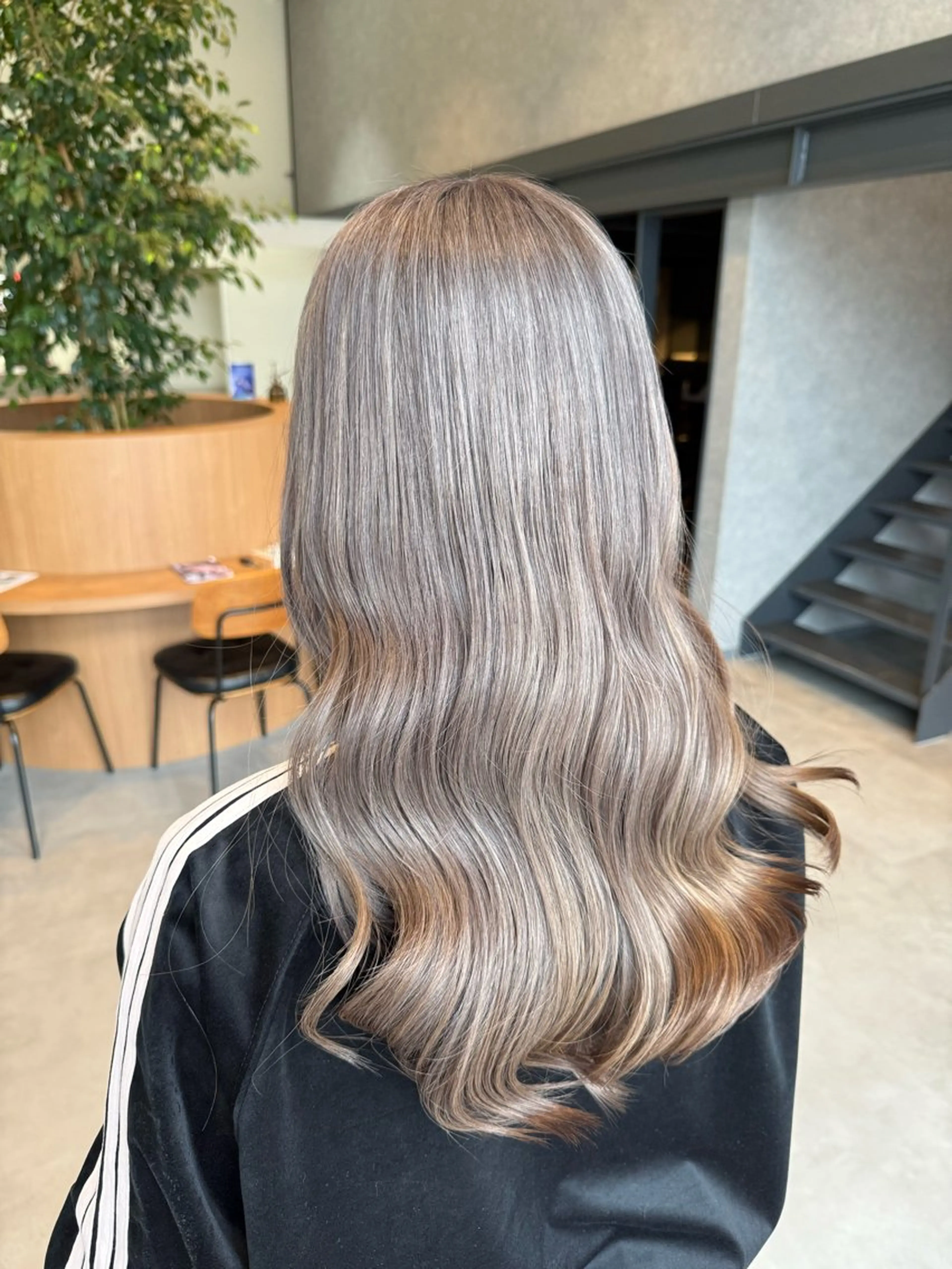 ロング カラー ブリーチ グレージュ ミルクティーグレージュ カット ヘアカラー ayaka |トレンドヘアのヘアスタイル