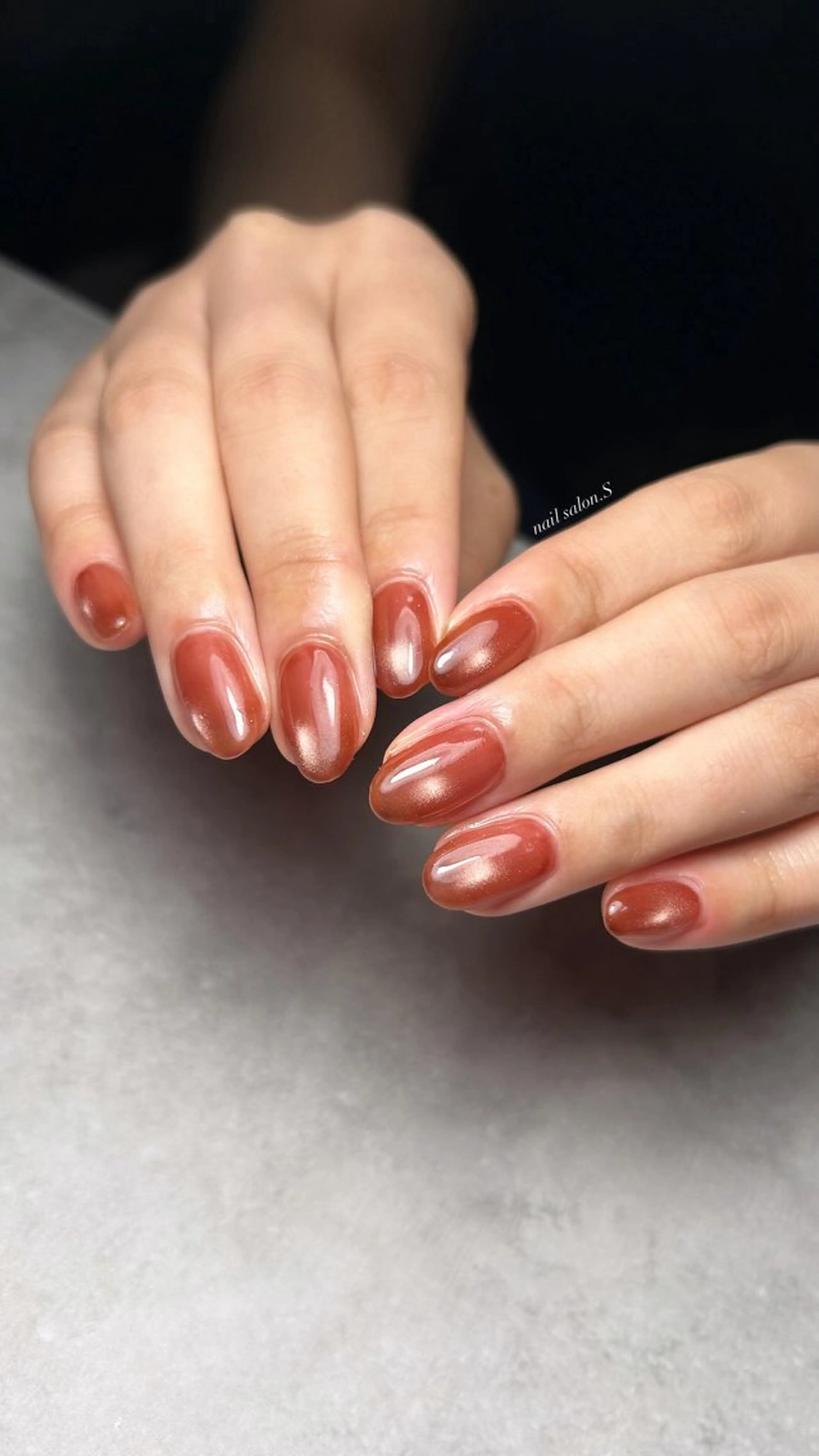 ネイル ブラウン ジェルネイル マグネットネイル ワンカラーネイル 赤色 ハンドネイル 関山 志乃のネイルデザイン