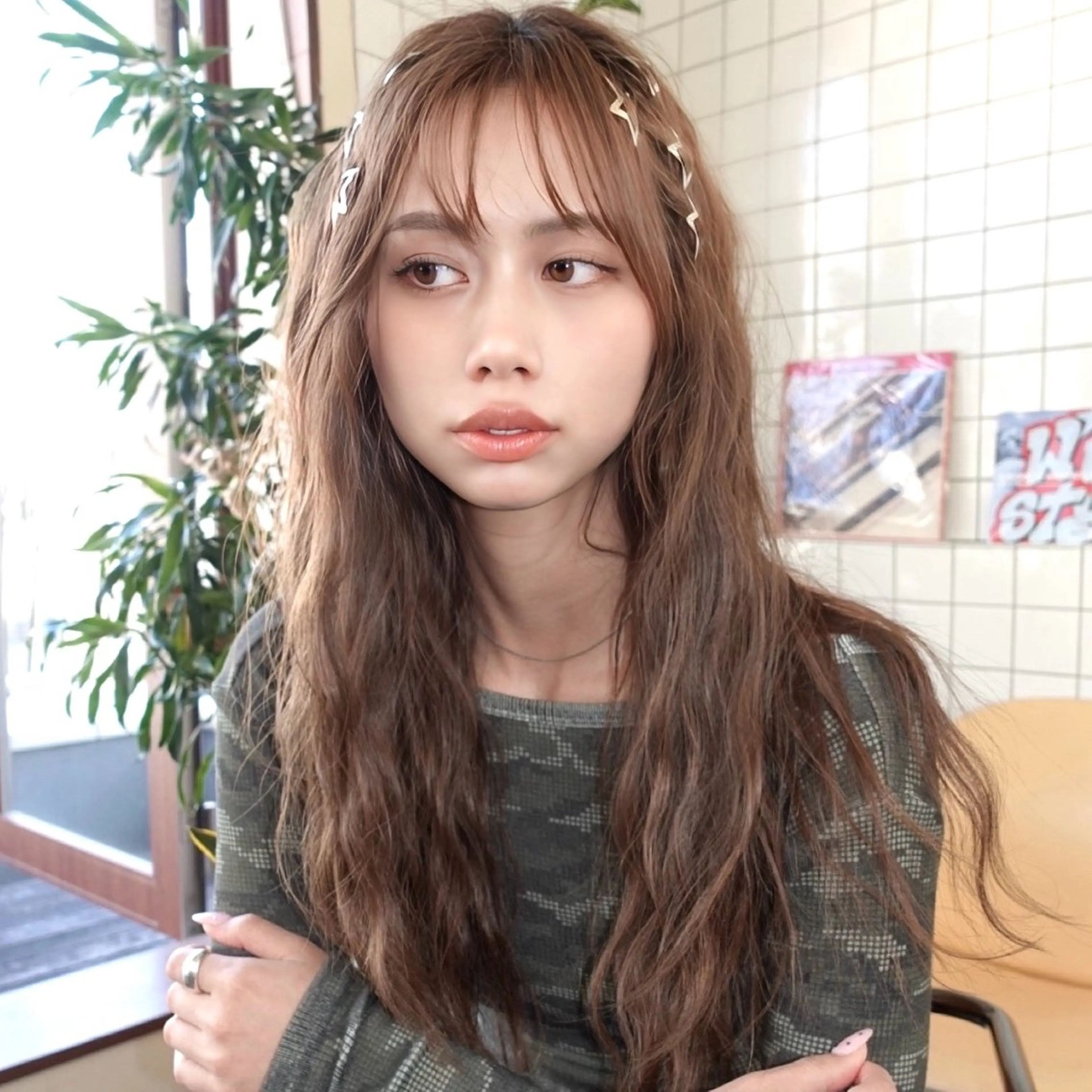 ミディアム カラー 黒髪 ブラウンカラー 透明感カラー 顔周りカット ハッシュカット レイヤーカット ハッシュカットのヘアスタイル