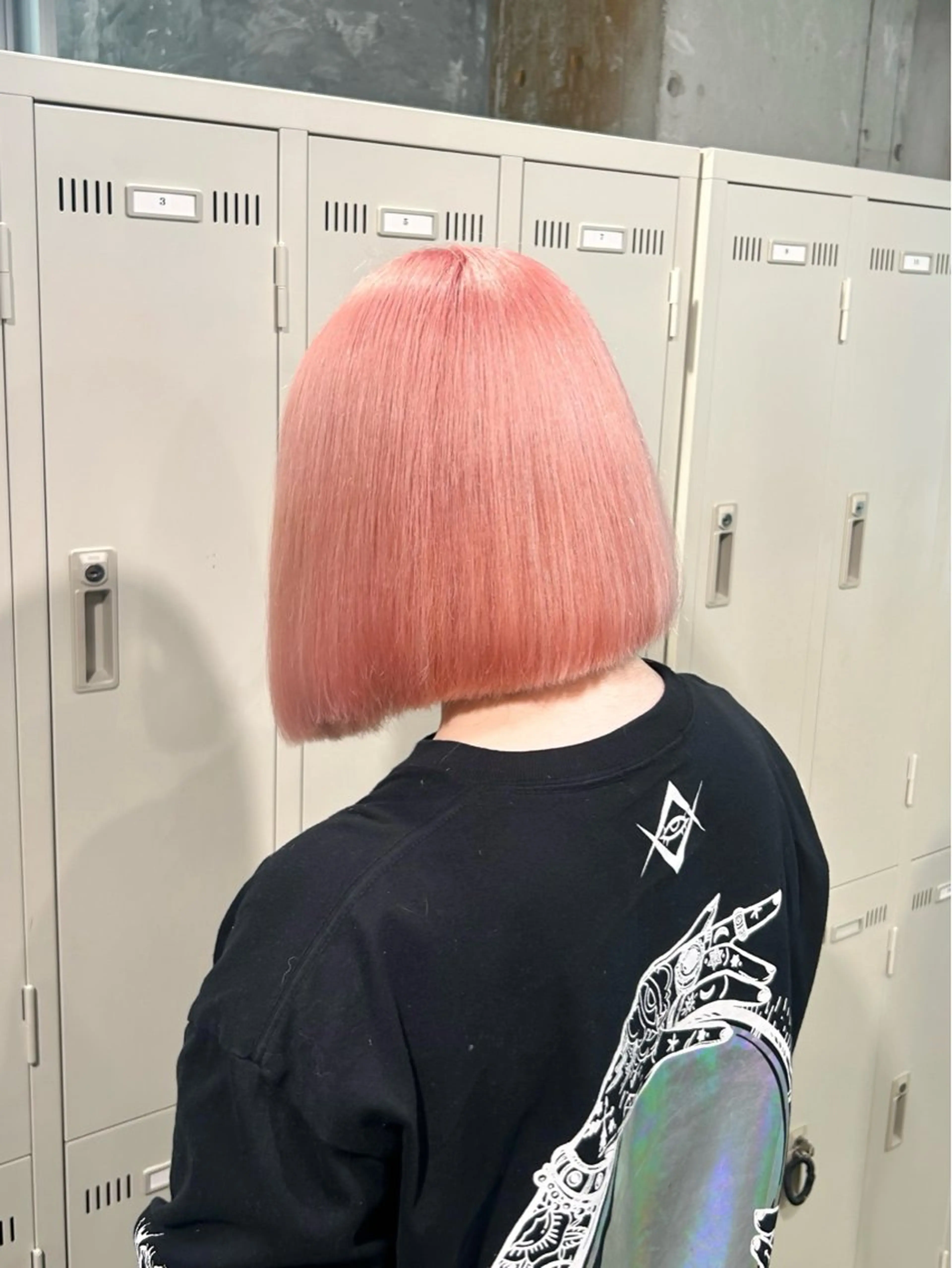 ショート カラー ハイトーンカラー ピンクカラー ボブ 僕なら縮毛矯正してて もブリーチできますのヘアスタイル