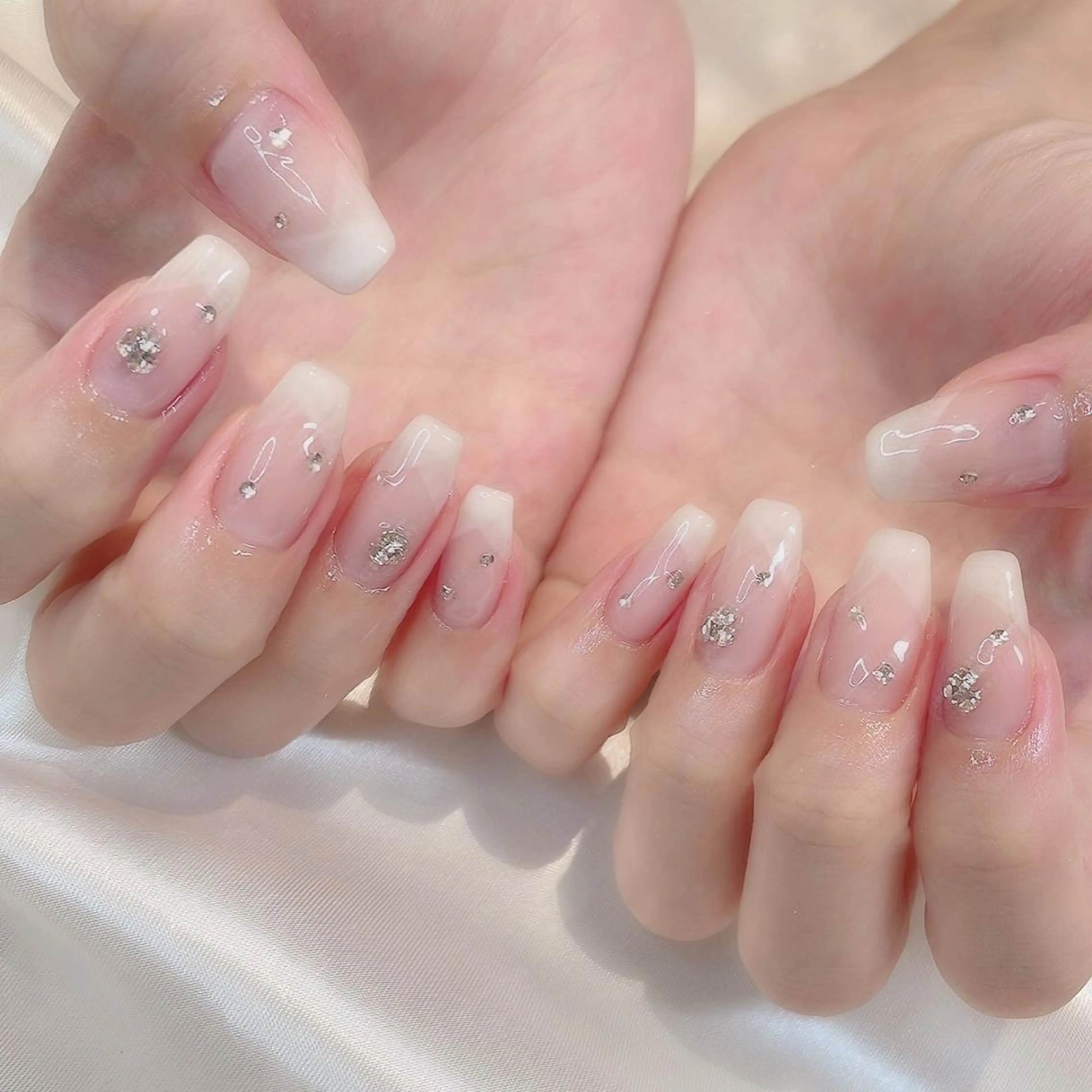 ネイル 𝘙𝘪𝘰𝘯𝘢 ...🕯🤍のネイルデザイン