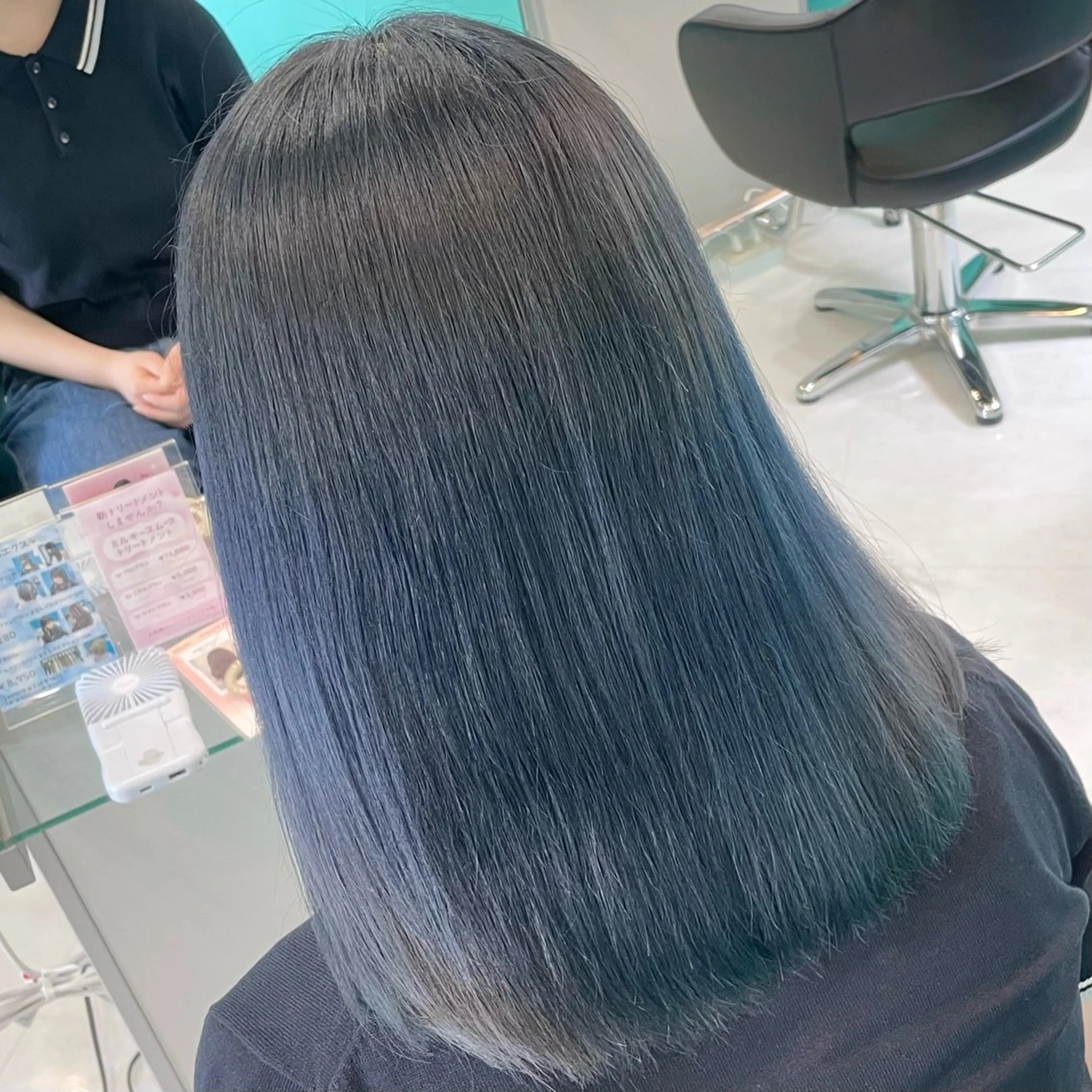 ミディアム カラー 黒髪 ブルーカラー ブルーブラック Natsuki‎🤍 透明感×艶カラー🫧のヘアスタイル