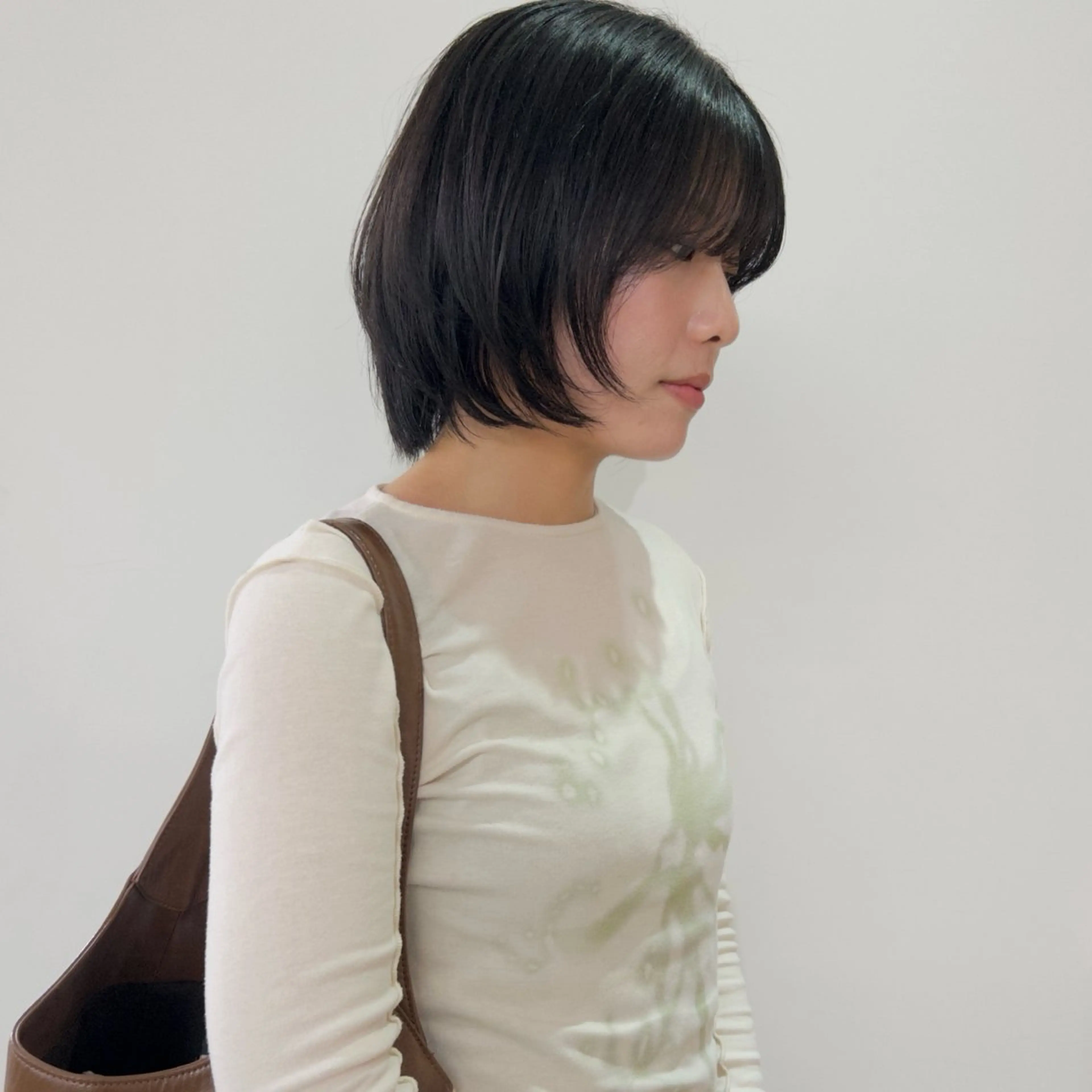 ショート カラー パーマ 透明感カラー ボブ 顔まわりレイヤー 顔周りカット レイヤーカット nonoka オリーブ/グレージュのヘアスタイル