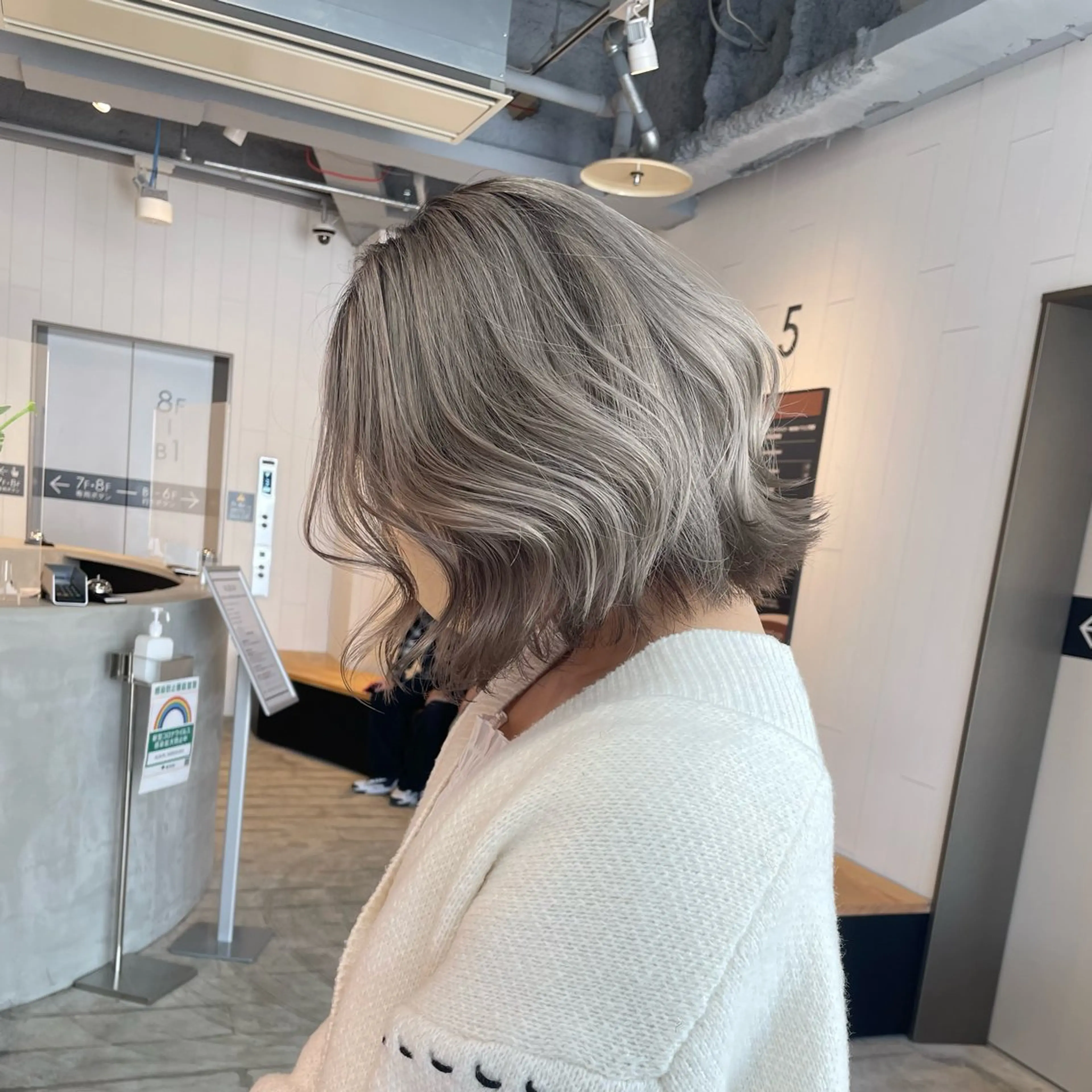 ミディアム カラー ヘアカラー 🩵ྀིハイトーン みほ🎀🫐のヘアスタイル