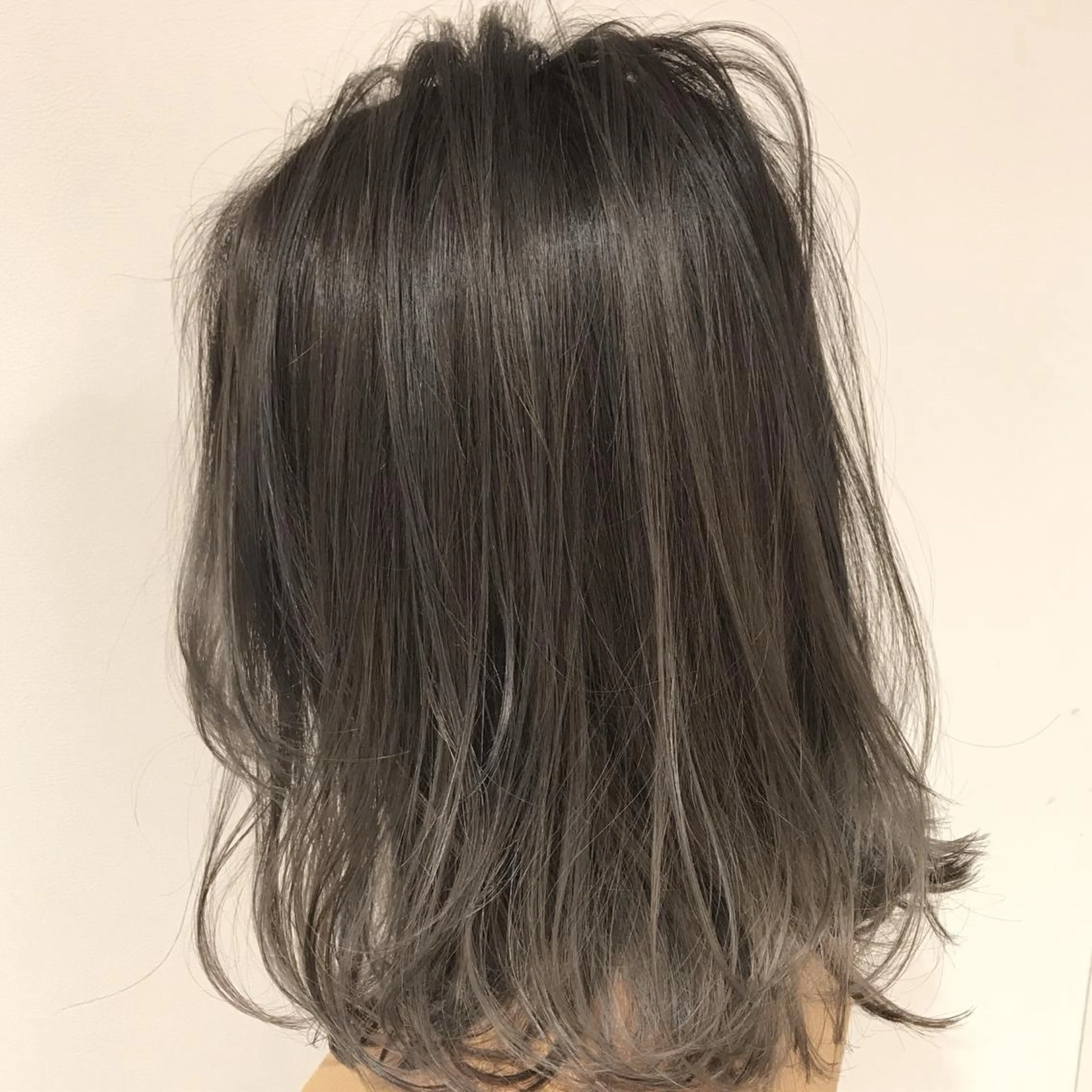 ショート カラー アッシュ アッシュグレー アッシュグレージュ バレイヤージュ ミストバング AMI Hair  supply所属・髪質改善カラー 韓国風レイヤーのヘアスタイル