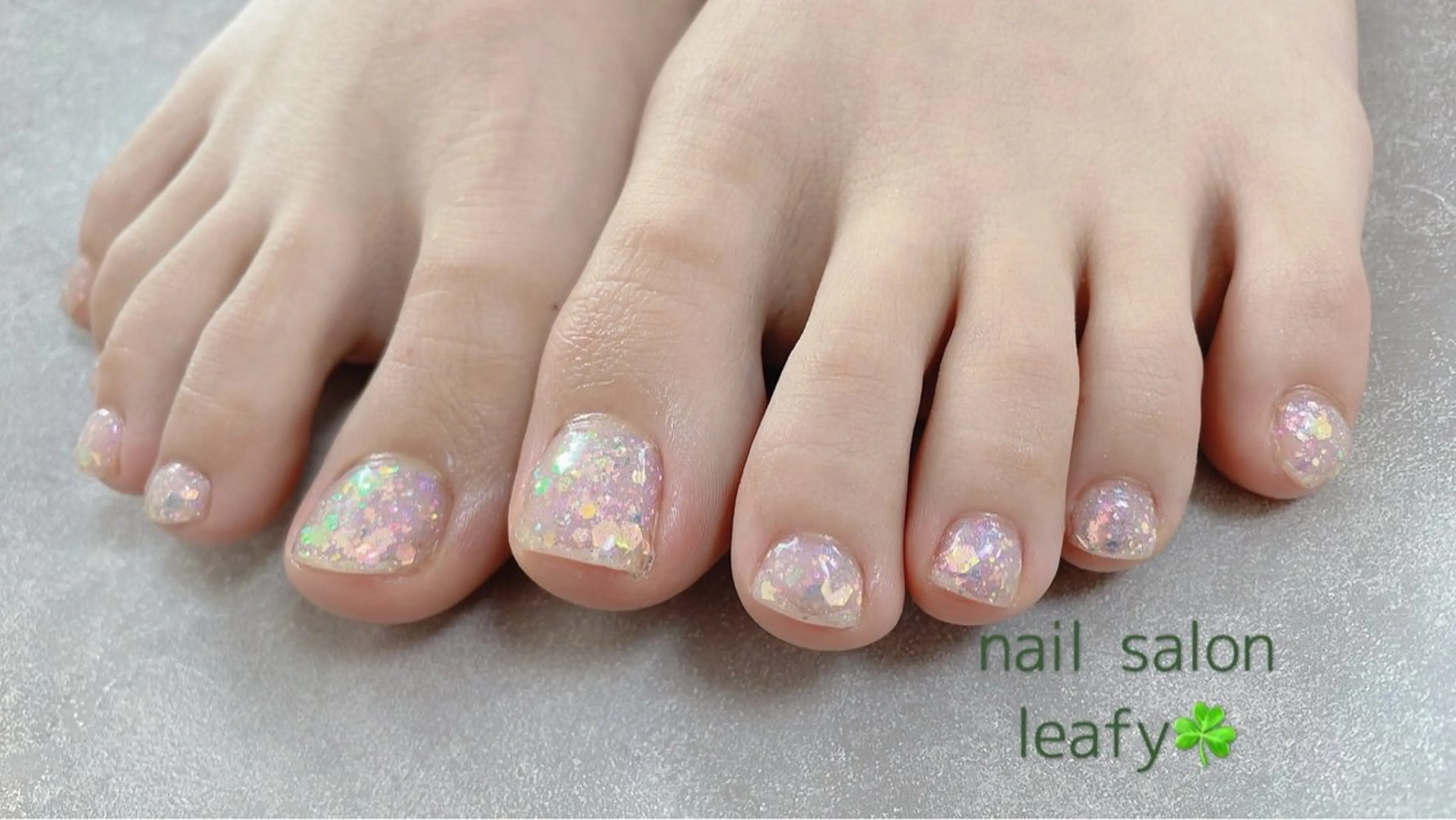 ネイル オーロラネイル フットネイル ジェルネイル ホログラムネイル キラキラネイル ネイルサロン leafyのネイルデザイン