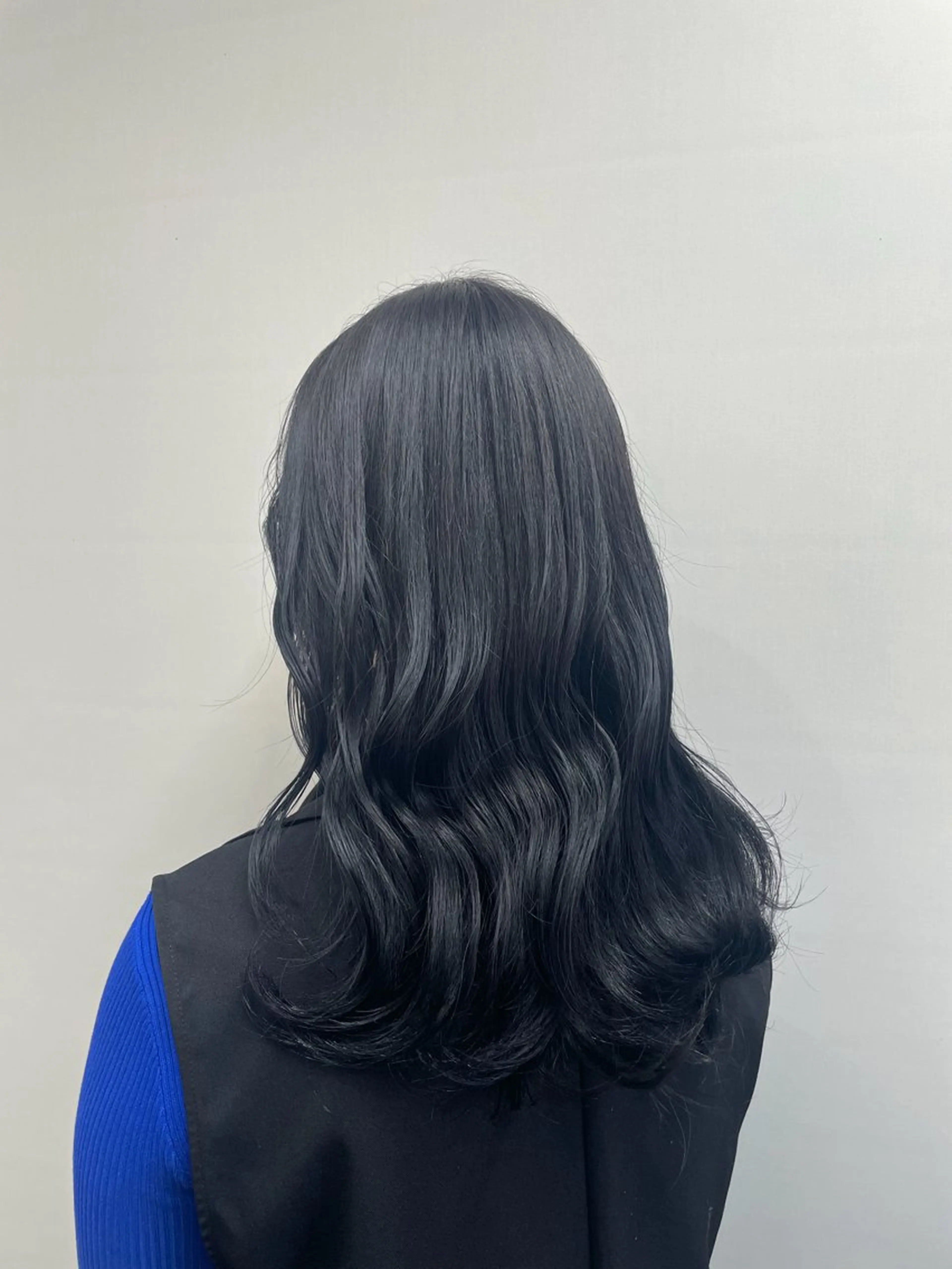 カラー 黒髪 ブルーカラー ブルーブラック ヘアカラー トリートメント 手塚 由佳のヘアスタイル