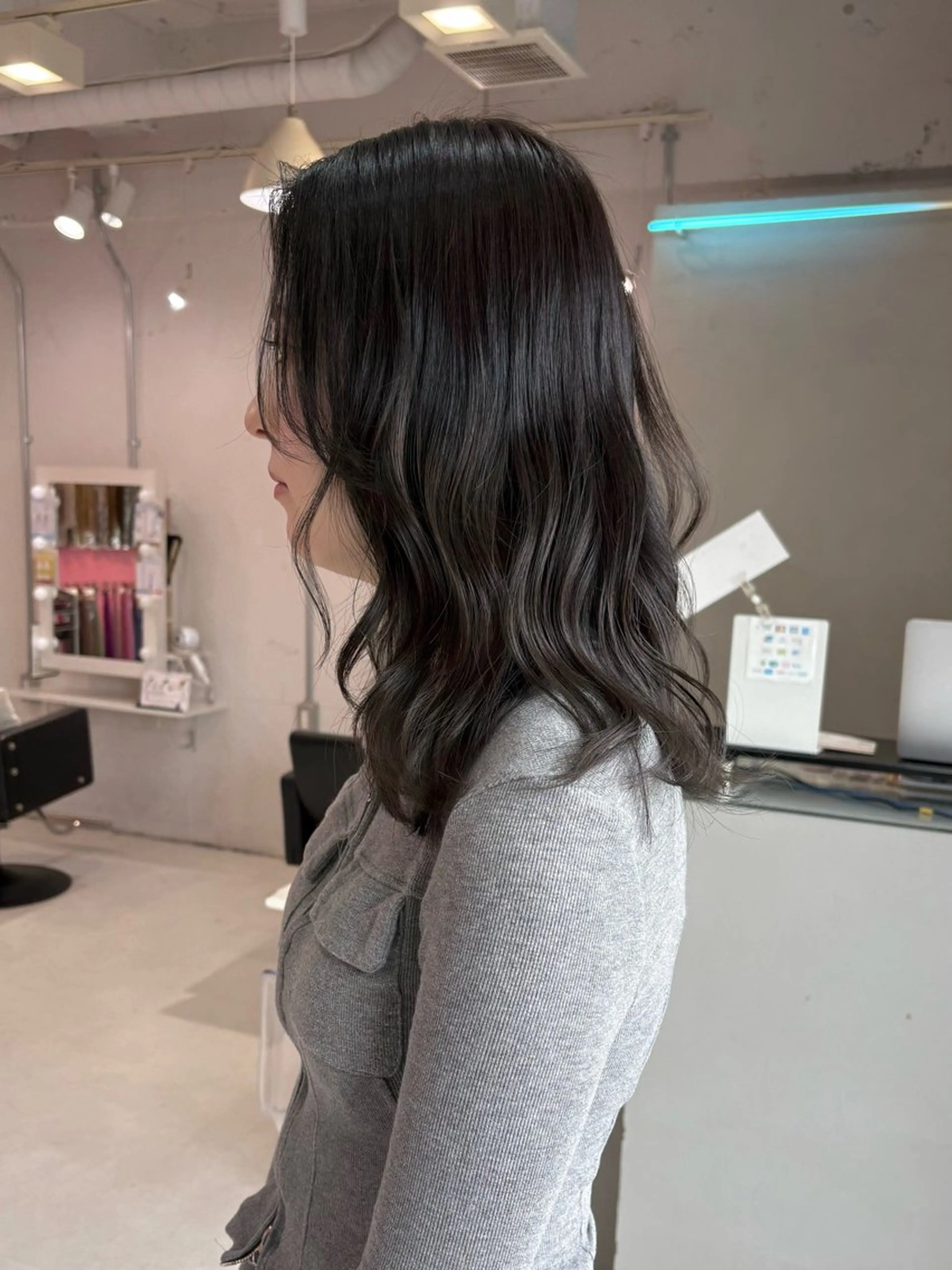 ミディアム カラー ブリーチ ダークグレー ダークグレージュ グレージュ カット ヘアカラー トリートメント Ayuna /透明感カラーのヘアスタイル