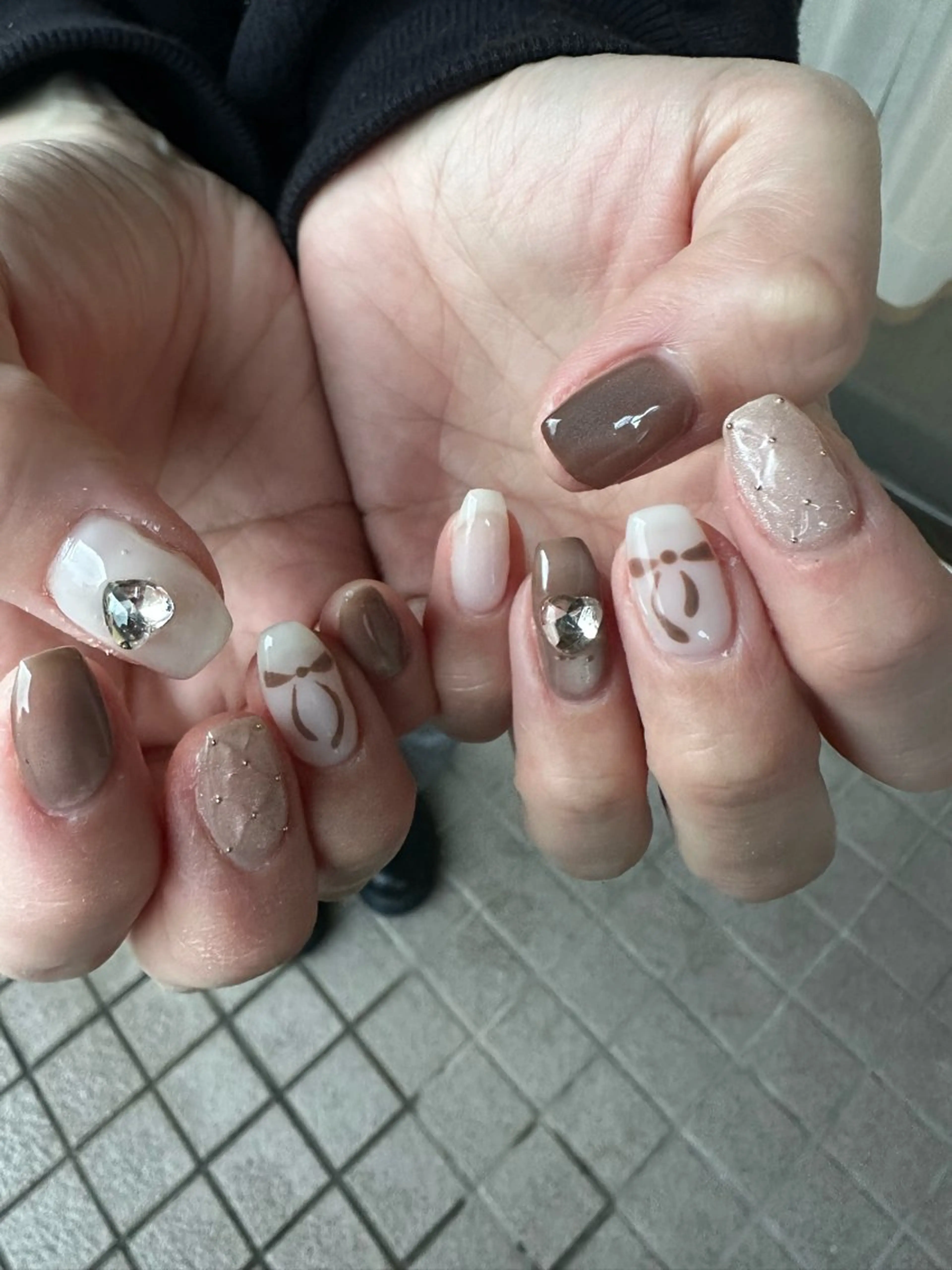 ネイル ブラウン ハート シルバー ハンドネイル Sawa ︎︎𓂃⟡.·のネイルデザイン