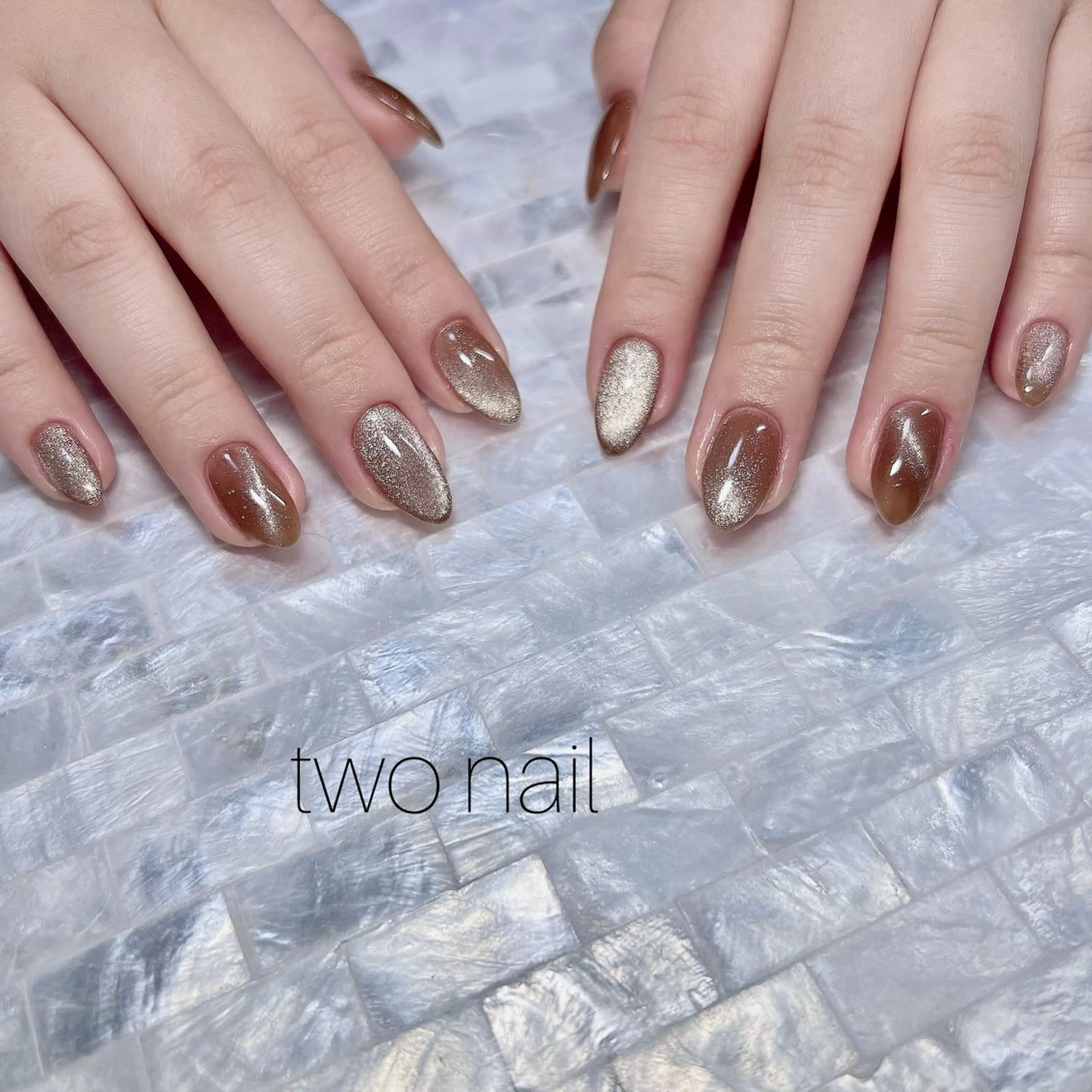 ネイル ブラウン キラキラネイル マグネットネイル ネイルチップ ホワイト ハンドネイル two nailのネイルデザイン
