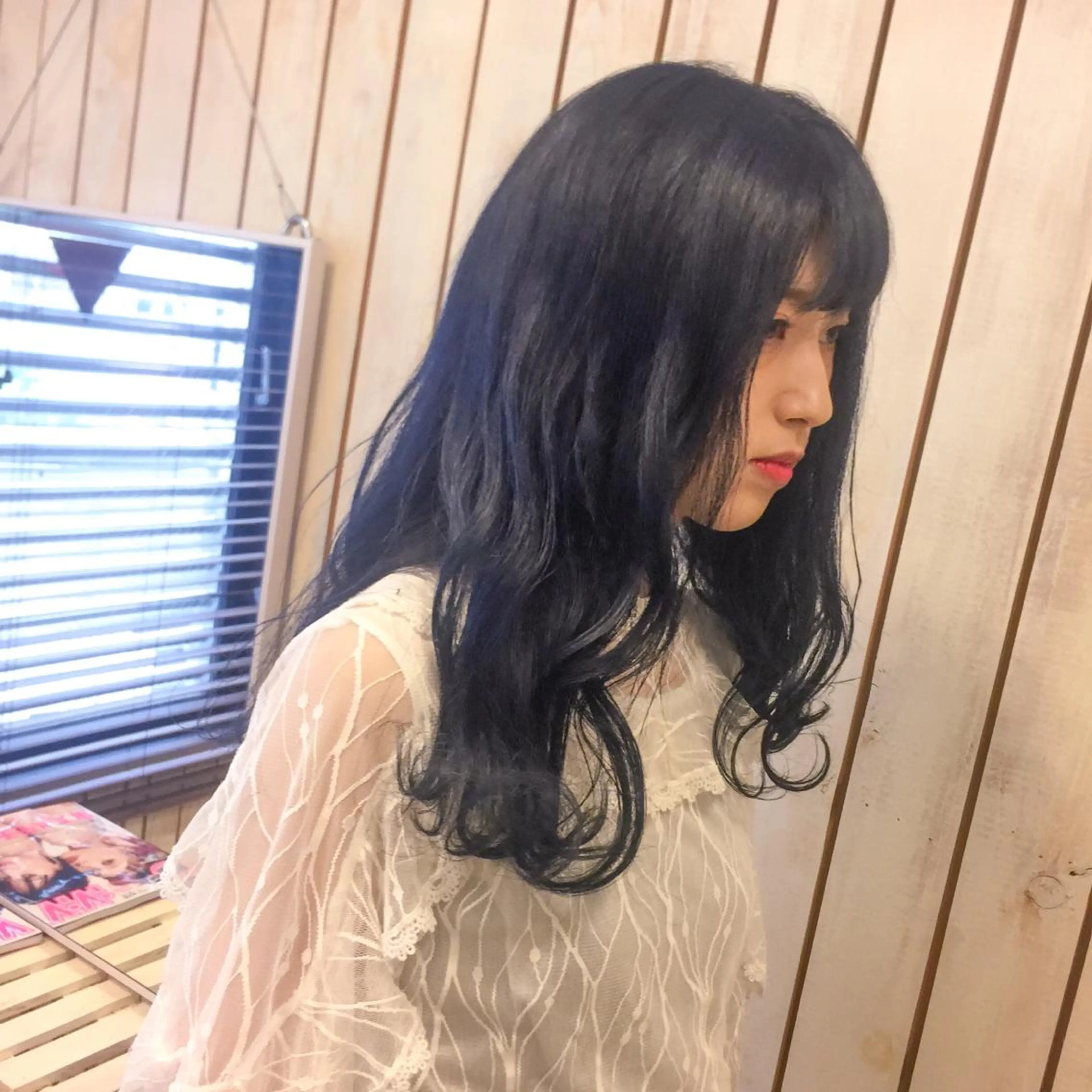 セミロング カラー ネイビーカラー ホワイト&レイヤーカ ットエクステ長畠俊輔のヘアスタイル