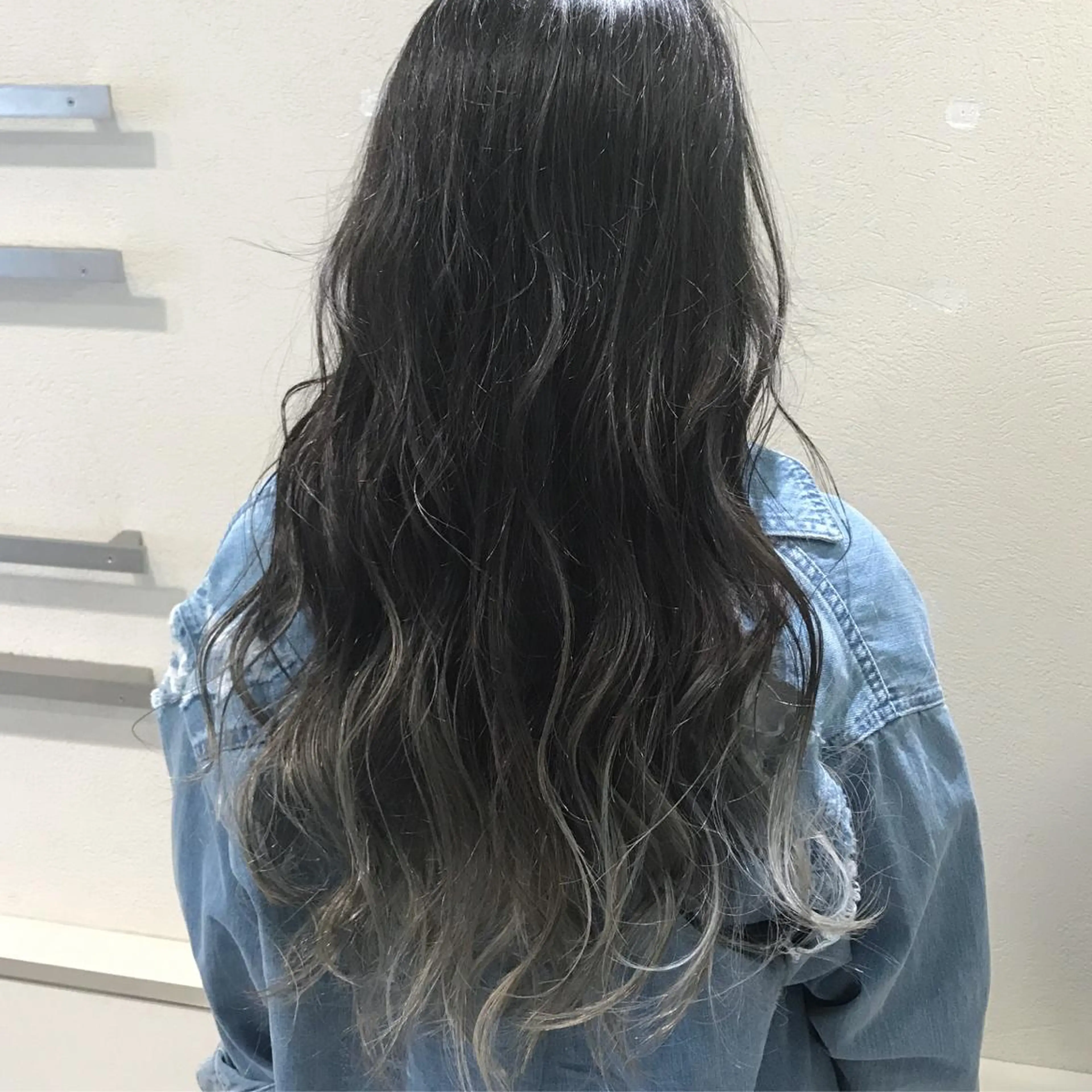 セミロング カラー バレイヤージュ グラデーションカラー グレージュ ハイライトカラー イルミナカラー AMI Hair  supply所属・髪質改善カラー 韓国風レイヤーのヘアスタイル