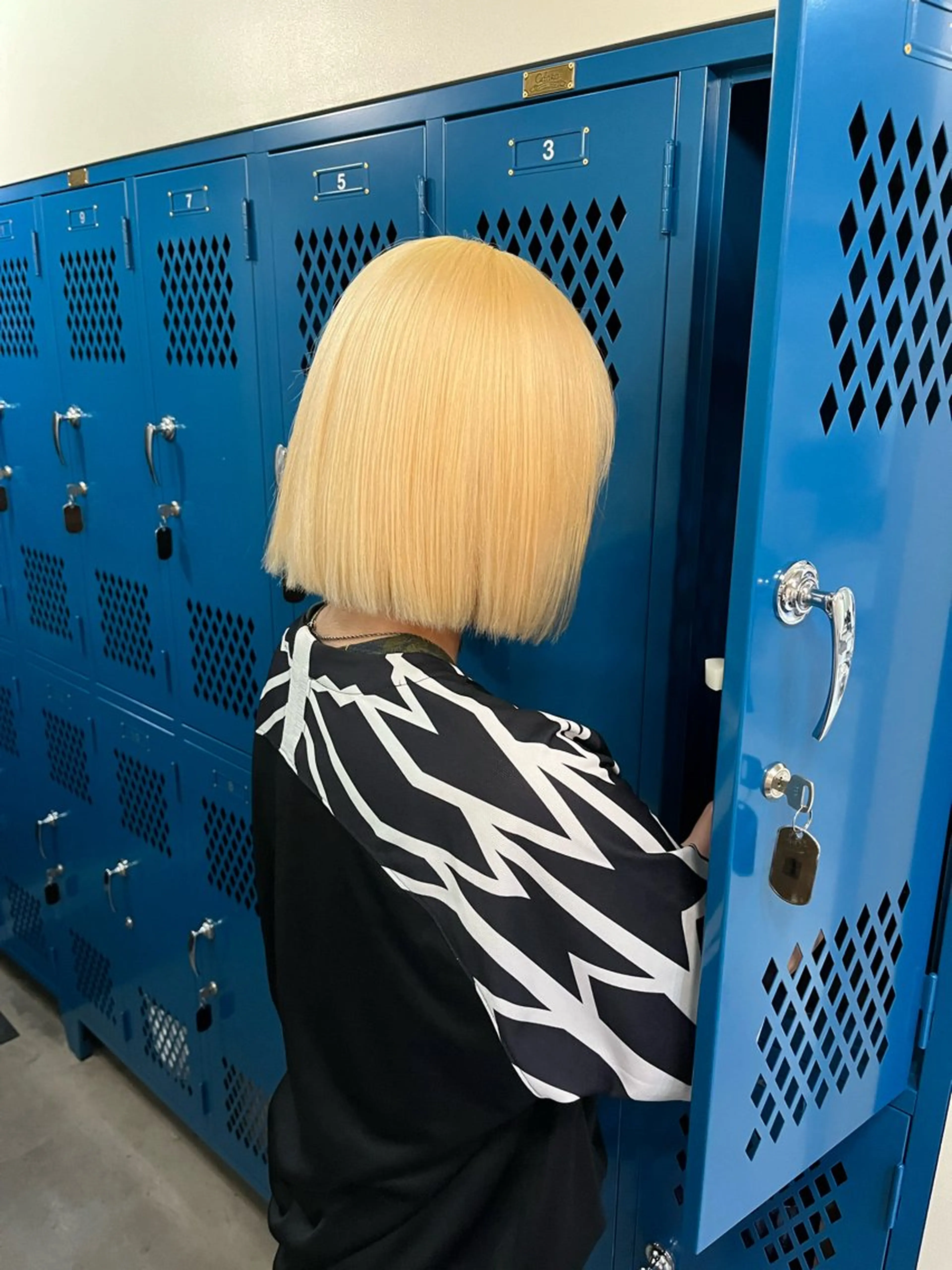 ショート カラー 抜きっぱなしブロンド ブロンド ヘアカラー 無料カット/ハイ トーンカラー/きらのヘアスタイル