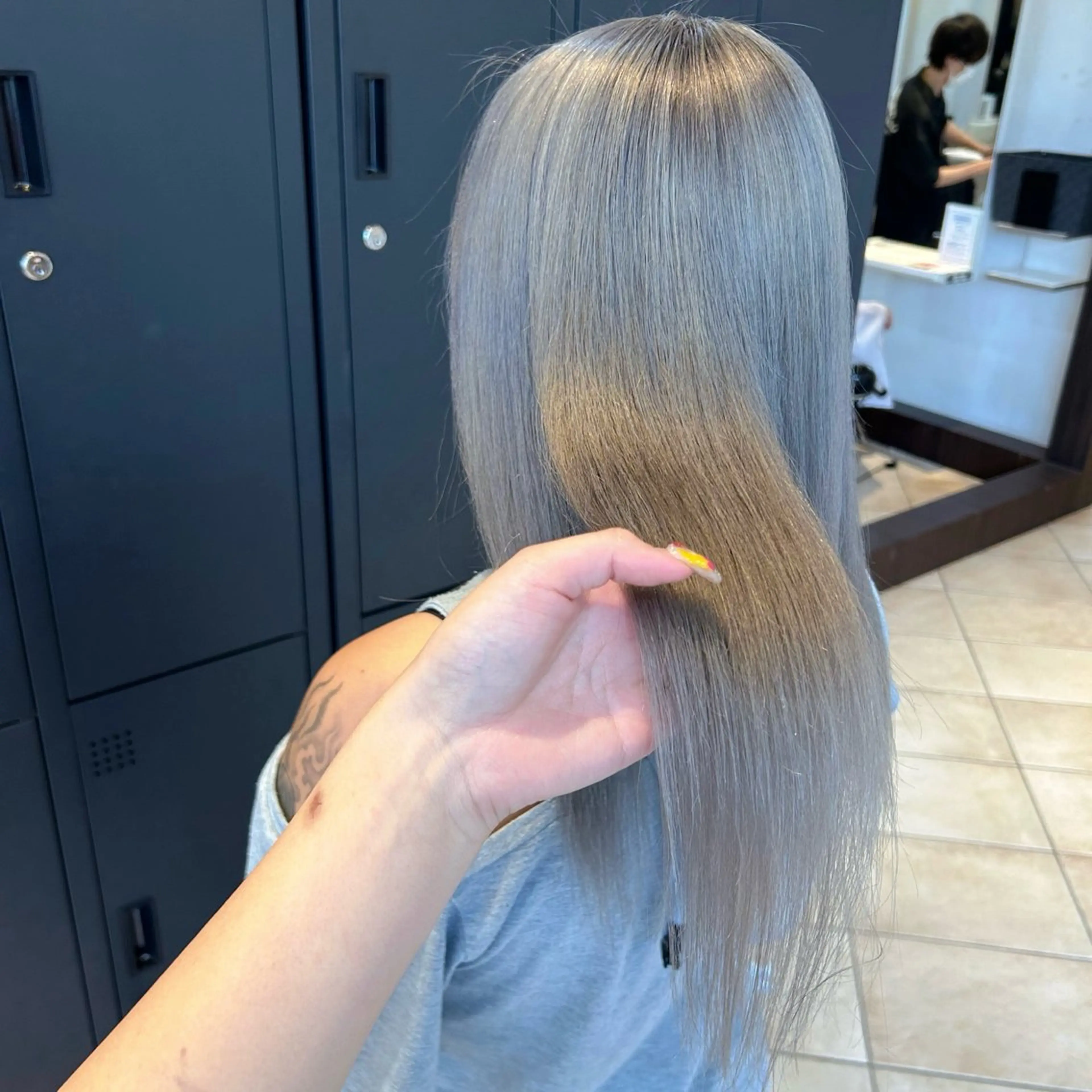 ミディアム カラー ブリーチ シルバー トリートメント mei 撮影モデル募集中！のヘアスタイル