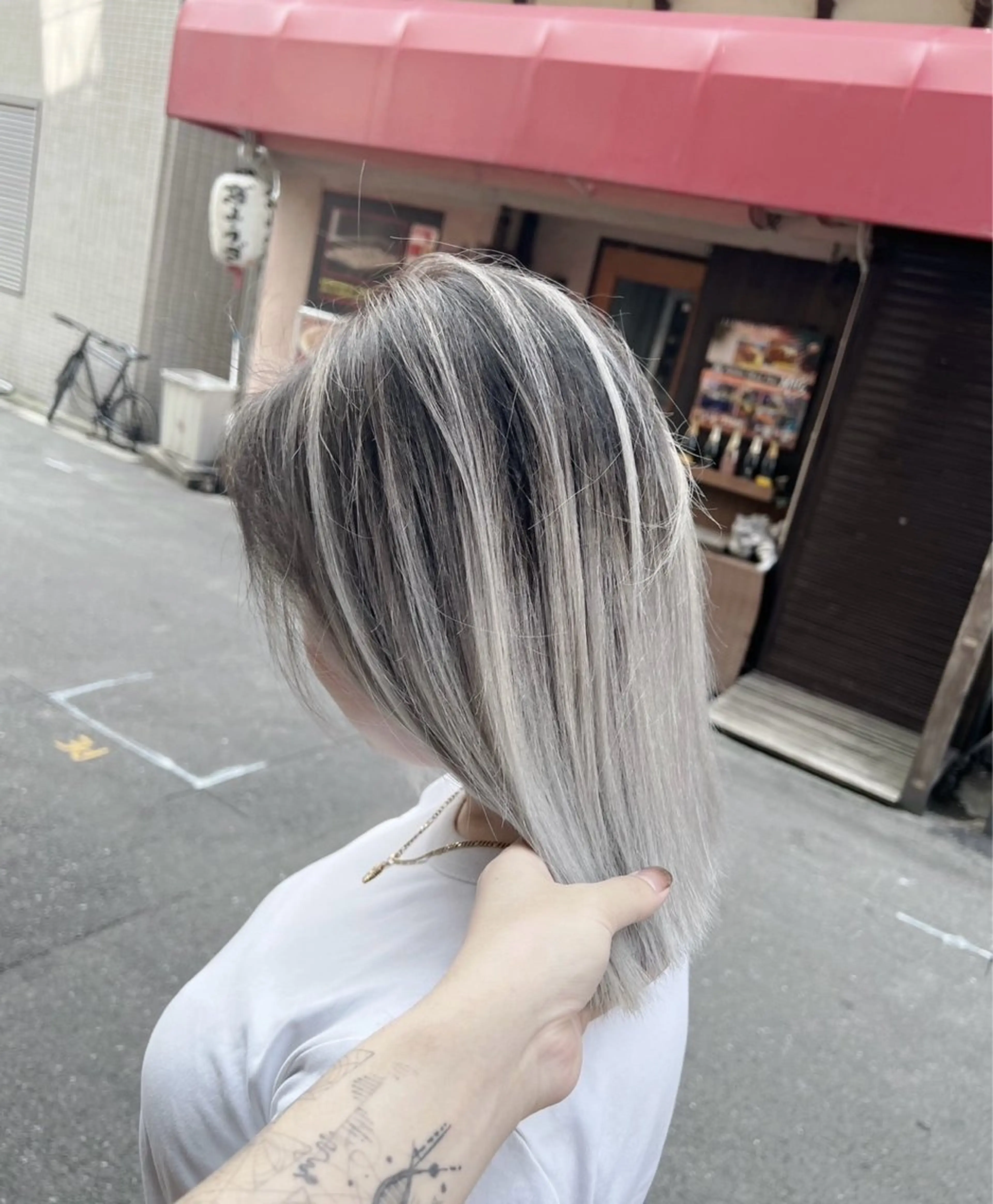 ショート カラー バレイヤージュ シルバー ホワイトシルバー レイヤーカット ヘアカラー トリートメント ROBIN所属・指名数No.1 /NAOYAのヘアスタイル